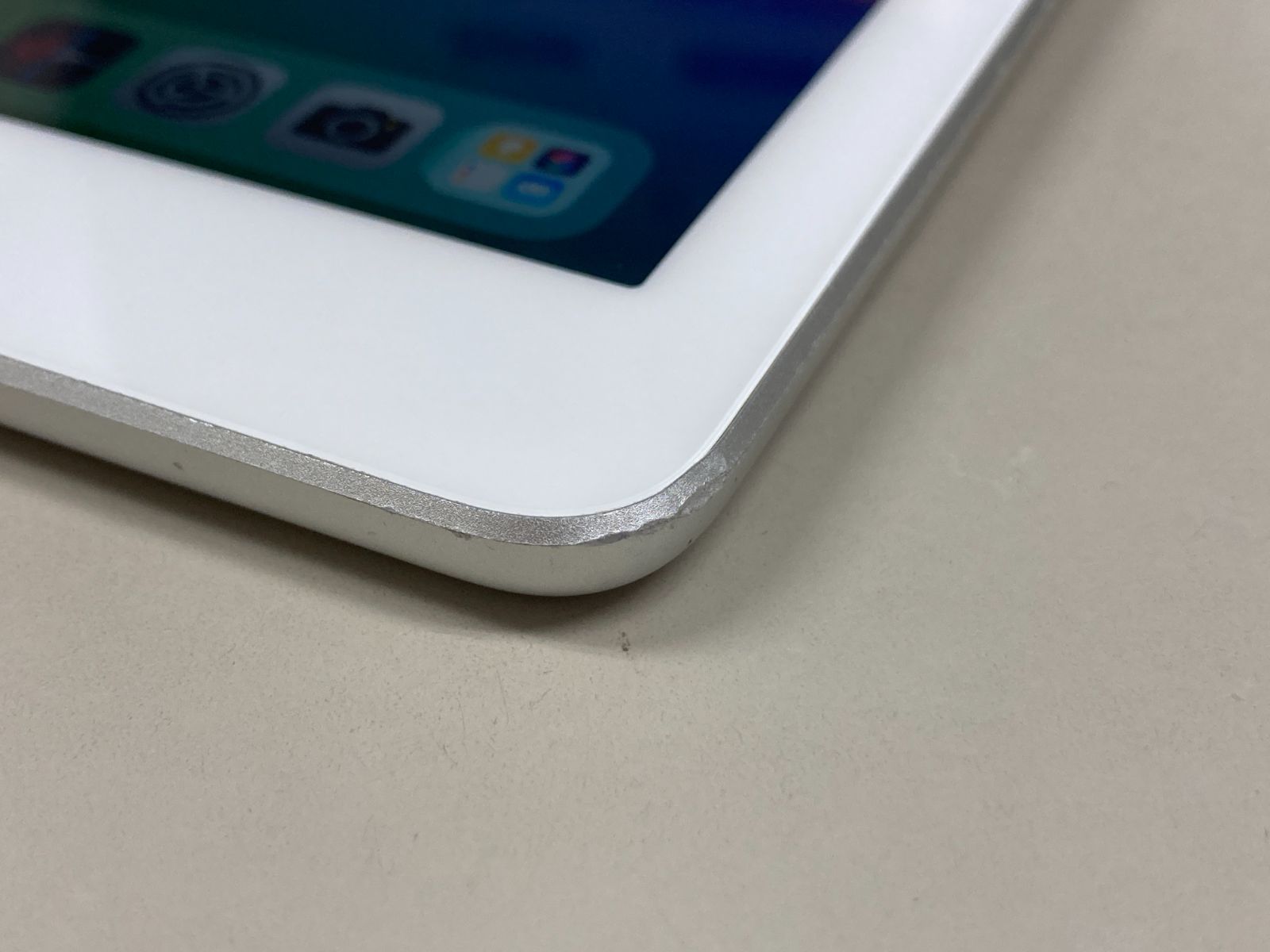 ipad 第5世代 WiFiモデル 32GB シルバー Restored Apple iPad 5th Gen 32GB Wi-Fi, 9.7in - Space Gray