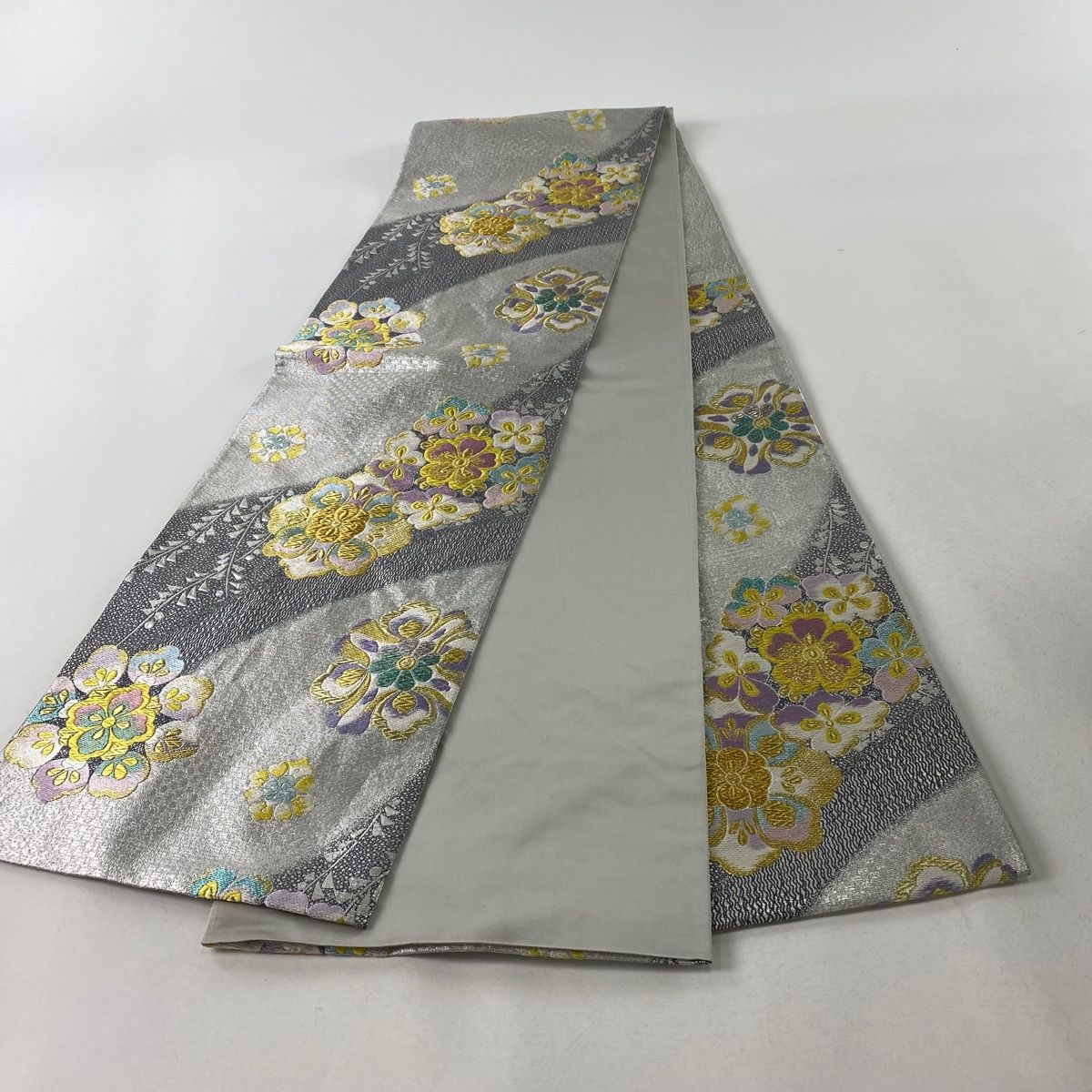 袋帯 秀品 振袖向き 華文 金銀糸 刺繍 銀色 六通 正絹 【中古