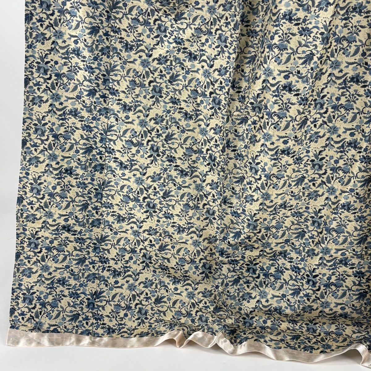 美品 塩沢紬 花模様 ナチュラル 薄ベージュ グレー 単衣 小紋 正絹 着物 A 単衣 塩沢紬 エ霞模様 ベージュ 小紋 着物 - メルカリ