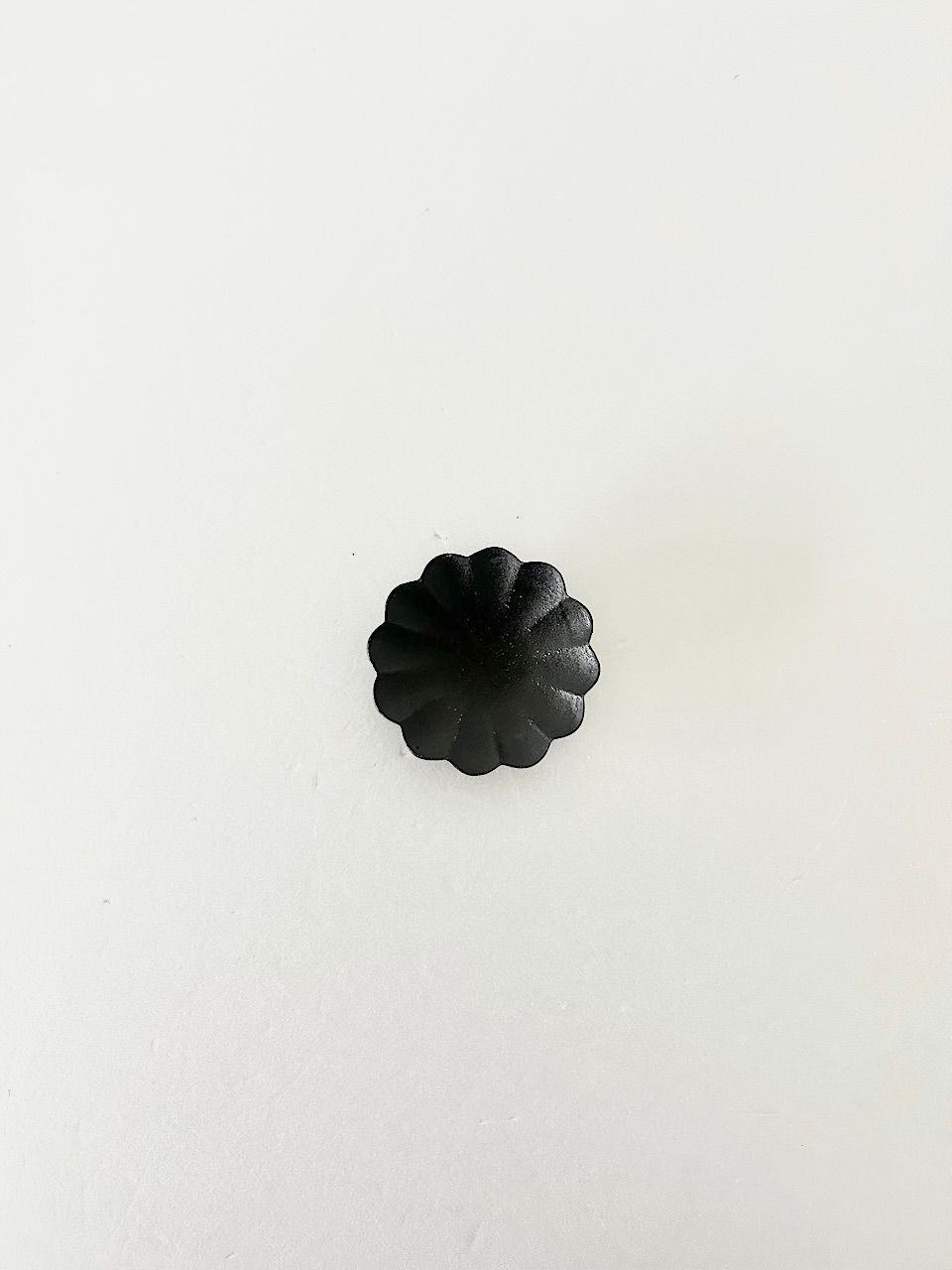 美品】高島大樹 黒釉輪花小皿 - メルカリ