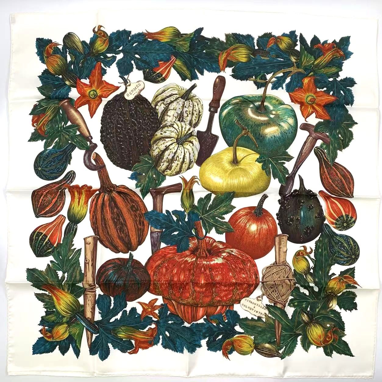 HERMES カレ90 カボチャとコロシント シルク ホワイト×マルチカラー  