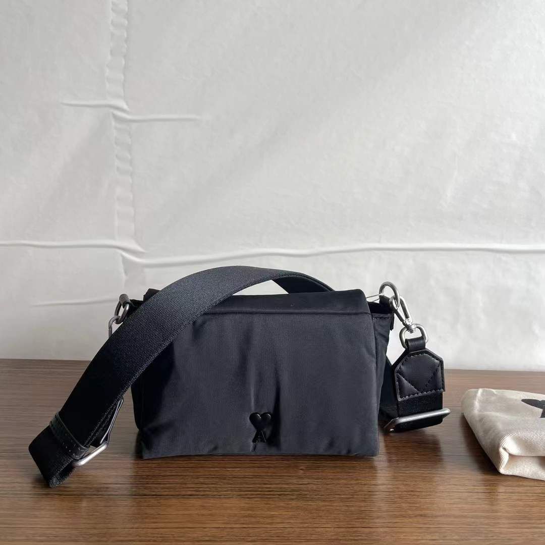 【AMI PARIS】Adc tech lunch クロスボディバッグ AMI PARIS Adc Tech Lunch Box Bag AMI