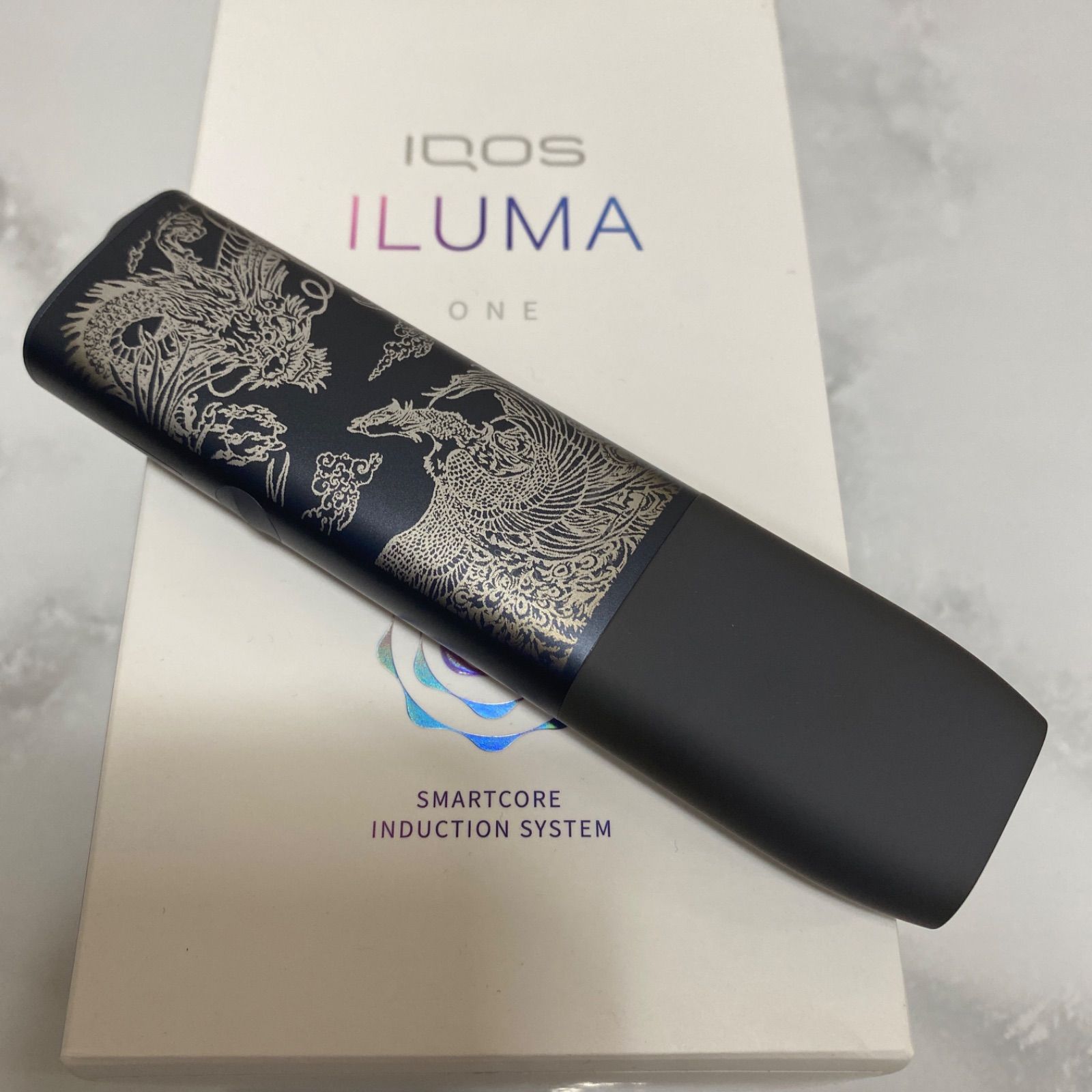 iQOS ILUMA ONE アイコス イルマ ワン 龍 鳳凰 レーザー加工 ペブルグレー 灰色 ブラック 黒 和柄 和彫り ドラゴン 不死鳥  フェニックス 新品 未使用 送料無料 カスタム オリジナル カッコいい オシャレ 入れ墨 タトゥー - メルカリ