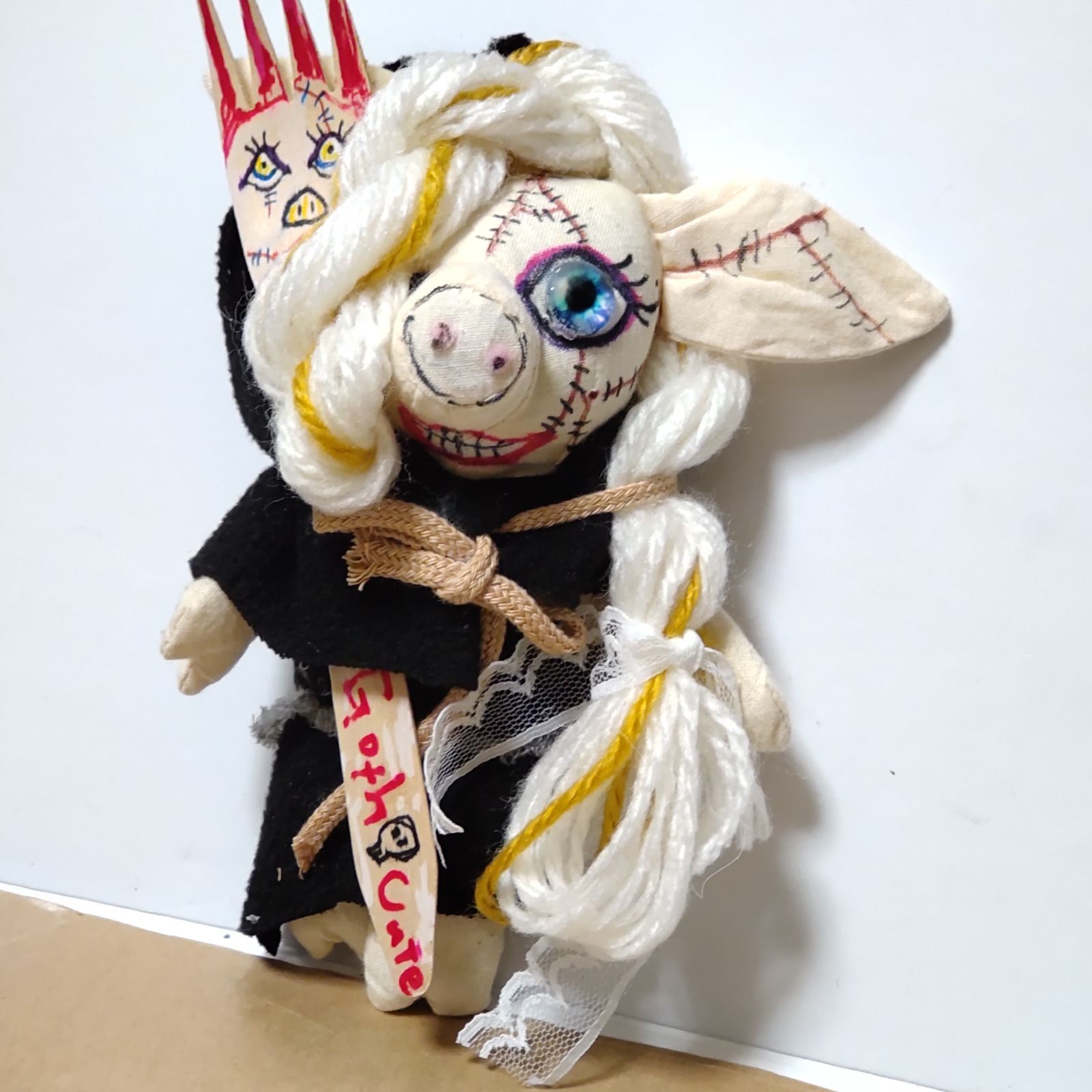 魔女ブタのホラードール フォーク人形付き ぶたのカントリードール dokukinokoのへんてこショップ♪ メルカリ