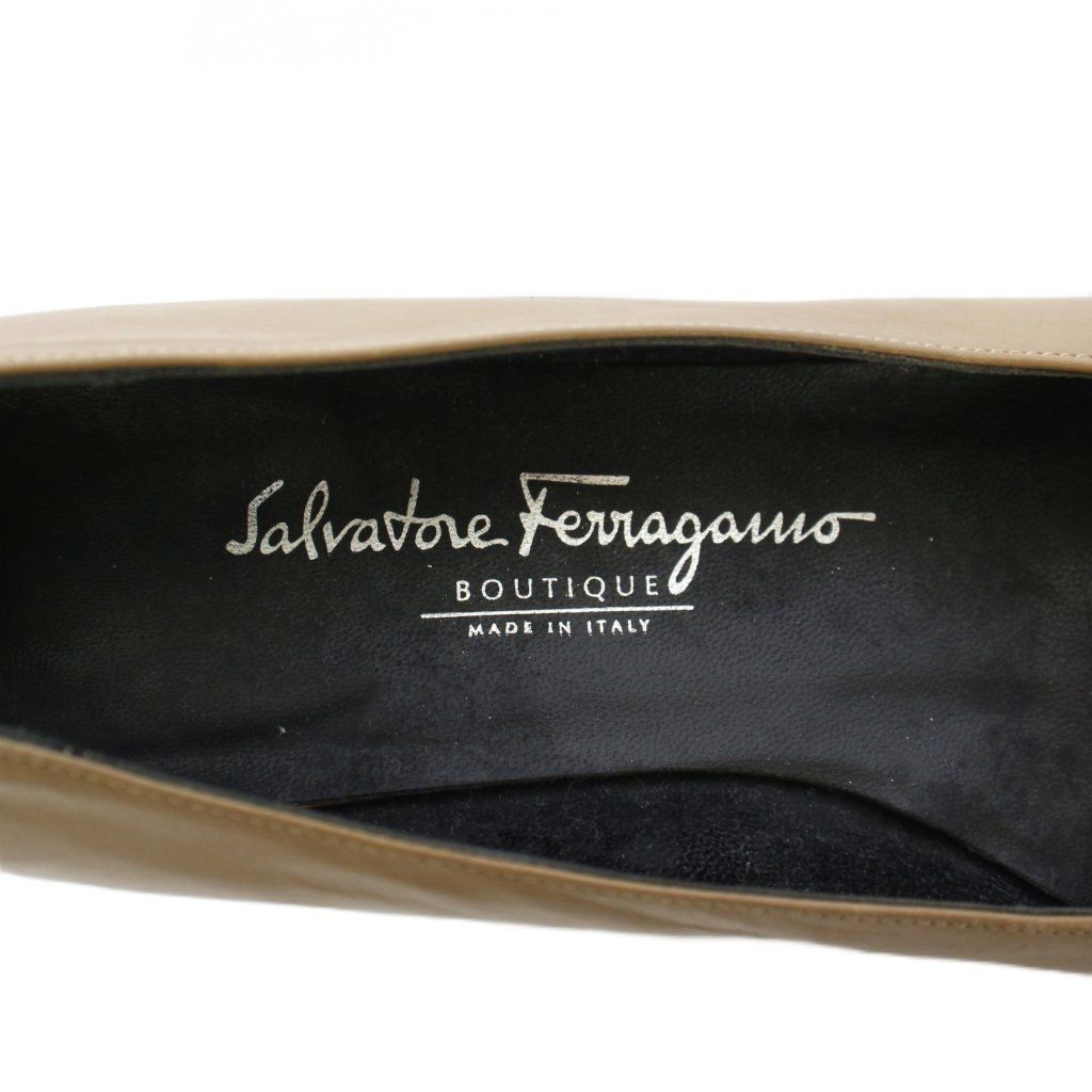 １００％正規品保証！ サルヴァトーレフェラガモ Salvatore Ferragamo BOUTIQUE パンプス ラウンドトゥ ローヒール レザー バイ ロゴ 6 ベージュ 黒 ブラック BB