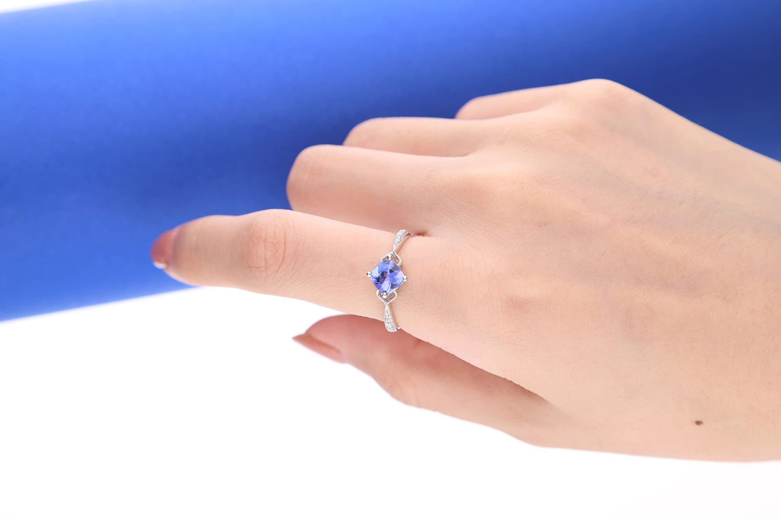 Gin - Grace 925スターリングシルバーモザンビーク女性用ダイヤモンド付き のタンザナイトリング 倫理的に で 有機的に調達した クッションカット 形状のタンザナイト手作りのジュエリーのための 女性のためのタンザナイトリング 7