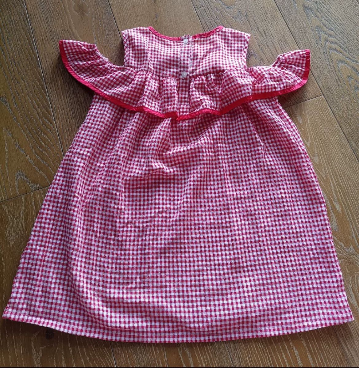 かわいいノースリーブの子供服です