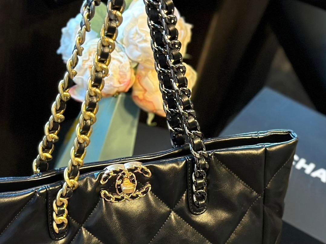 CHANEL ブラック キルティング ボディバッグ シャネルの大人っぽいダイヤモンドキルティングのブラック