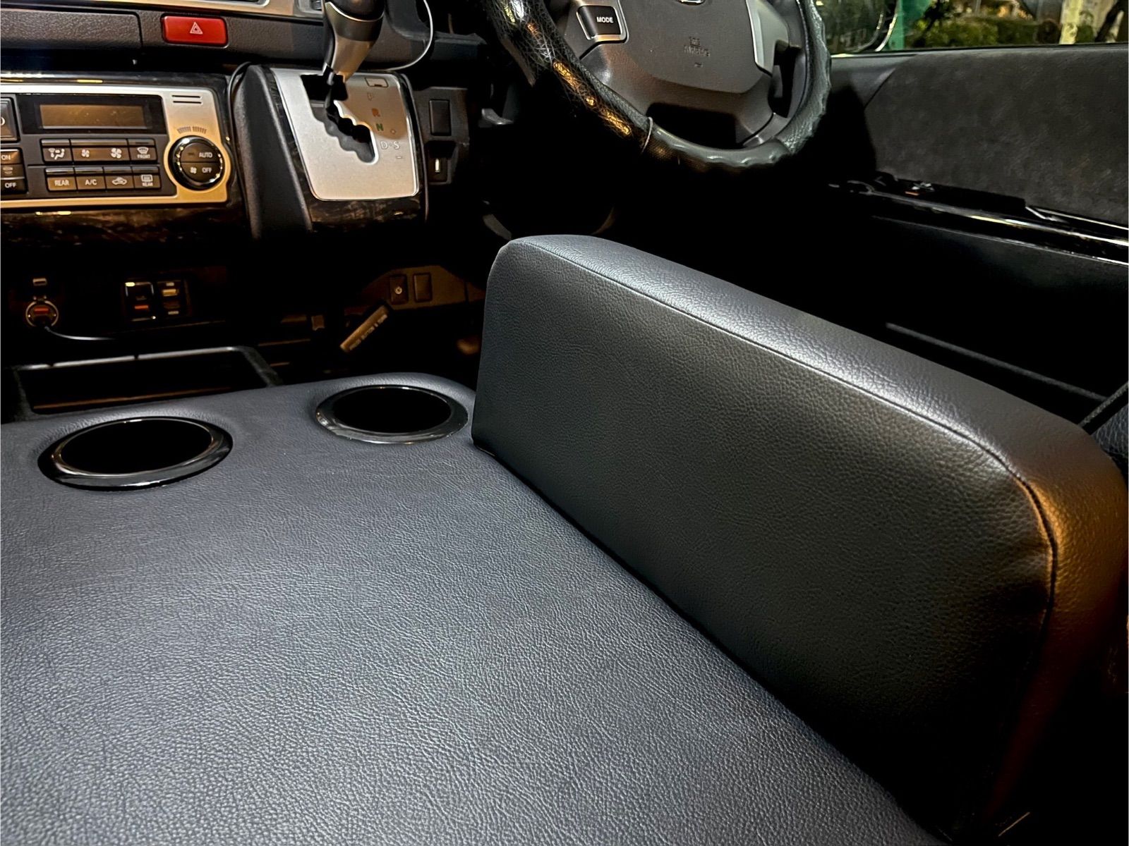 ハイエース200系　コンソールジュースホルダー（黒） ハイエース ワイド 純正 コンソールボックス ブラック カップホルダー