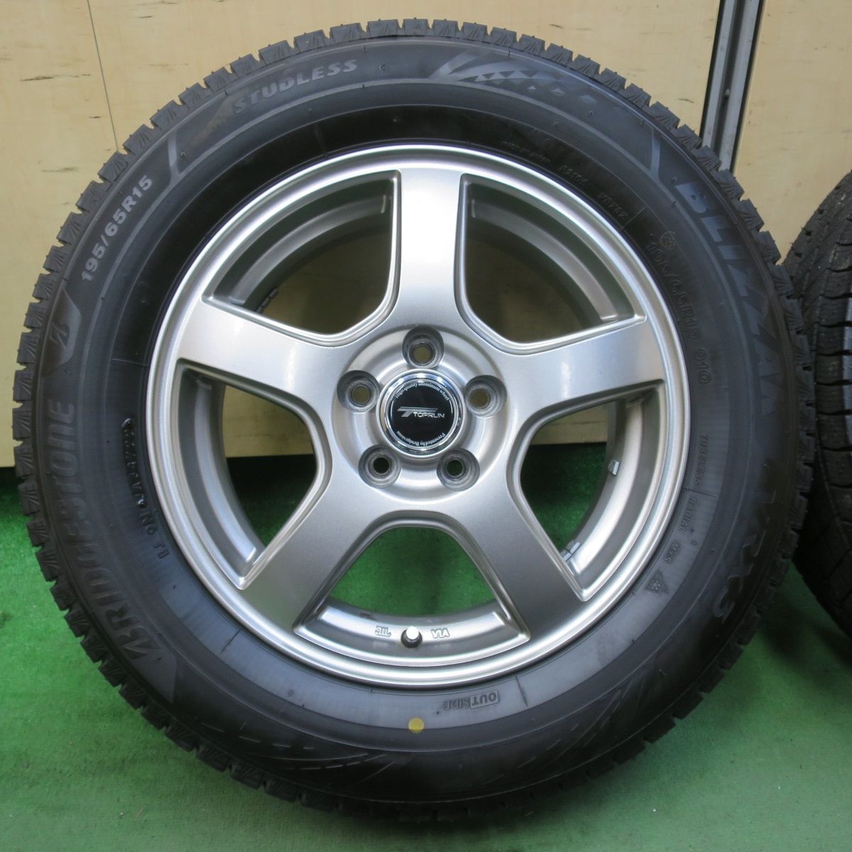超バリ溝 22年 キレイ ほぼ10分 プリウス 等 195 65R15 スタッドレス ブリヂストン ブリザック VRX3 TOPRUN トップラン 15インチ PCD100 5H 5092908イス