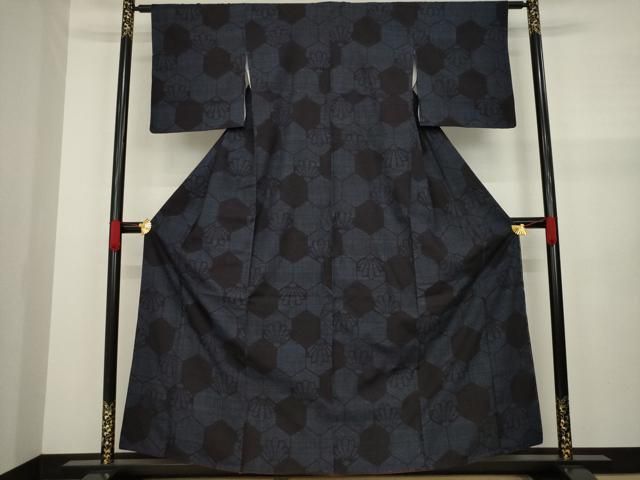 平和屋着物○本場結城紬 重要無形文化財 80亀甲 亀甲文 黒地 証紙