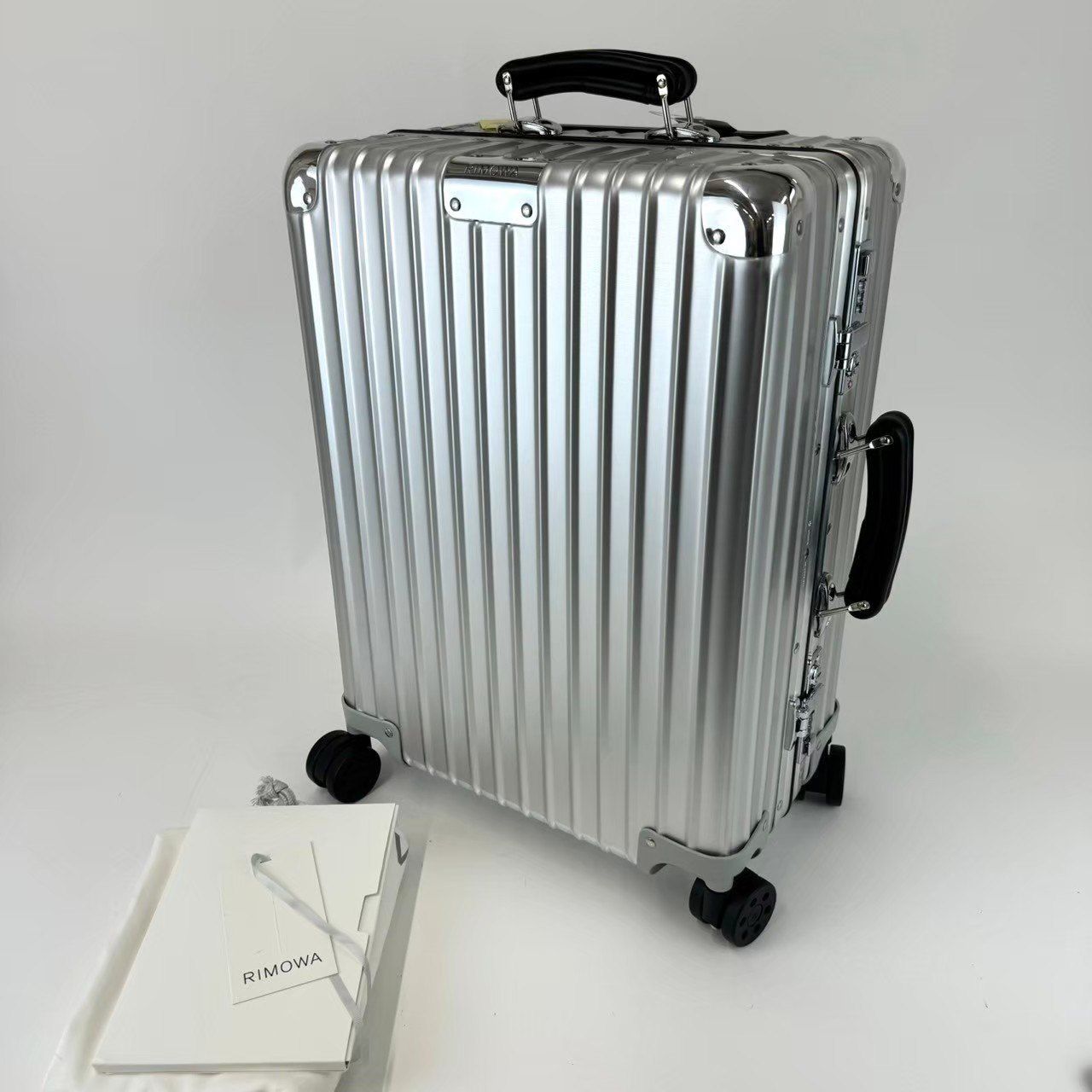 新品未使用 RIMOWA リモワ Classic Cabin 36L クラシックキャビン 36L Silver シルバー アルミニウム スーツケース  キャリケース - メルカリ