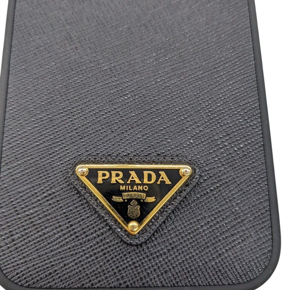 美品 PRADA プラダ 1ZH199 サフィアーノレザー iPhone 16 Pro