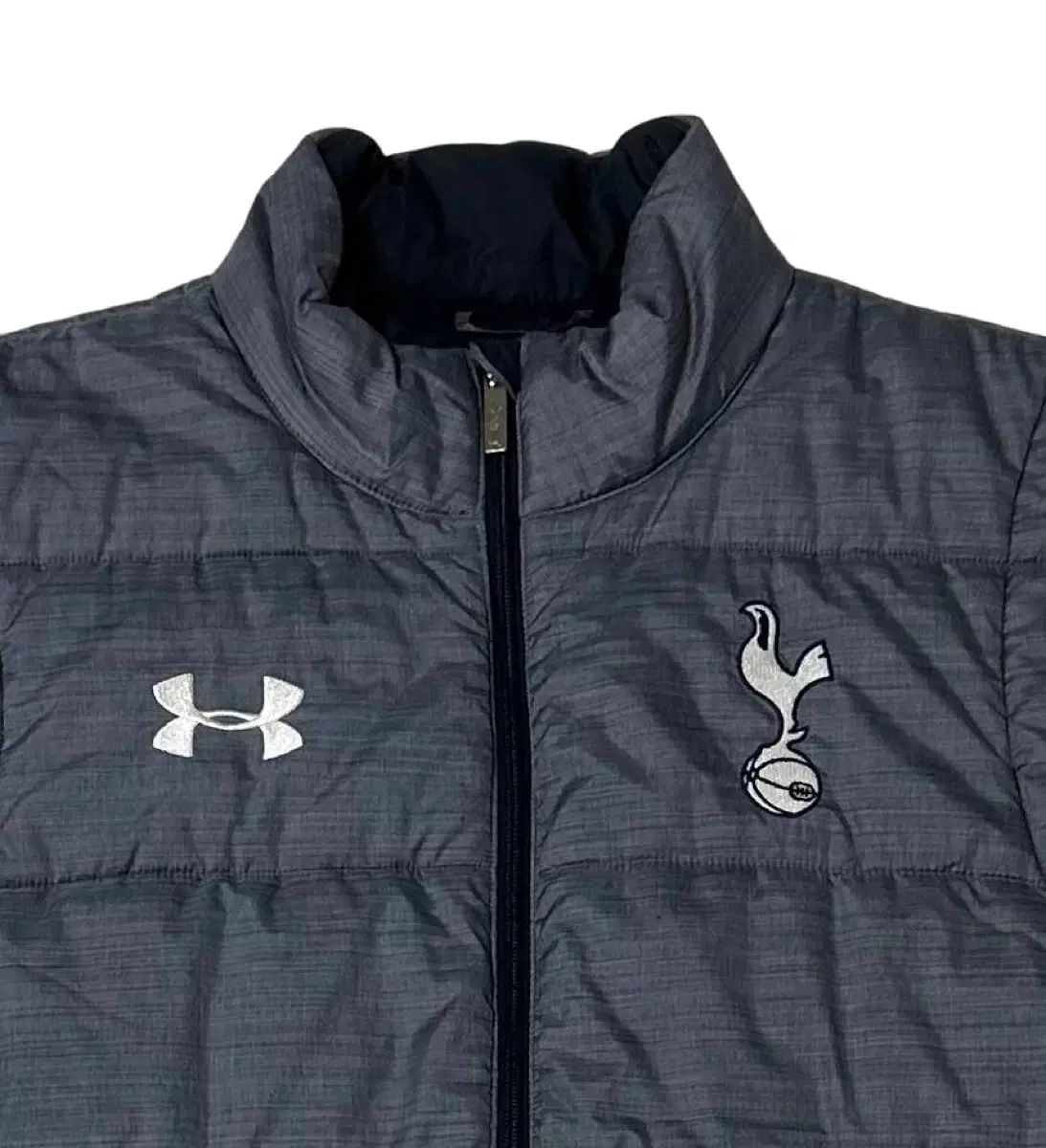 トッテナム　ダウンベスト　Mサイズ UNDER ARMOUR(アンダーアーマー ) X トッテナム ホットスパー