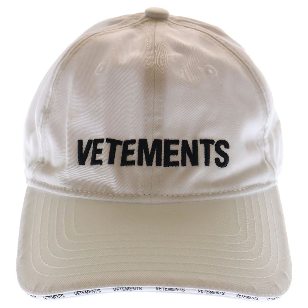 VETEMENTS ヴェトモン ロゴ ベースボールキャップ ホワイト VETEMENTS (ヴェトモン) ロゴ刺繍 ベースボールキャップ 帽子