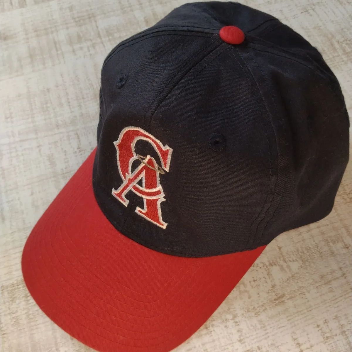90s MLB カリフォルニア・エンゼルス ベースボールキャップ ワインレッド 中古】MLB カリフォルニアエンゼルス キャップ 1995