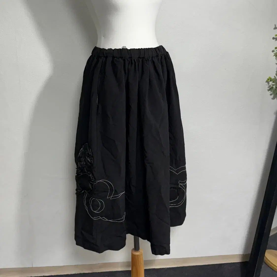 16ss COMME des GARCONS コム デ ギャルソン 黒 フラワー アップリケ スカート m