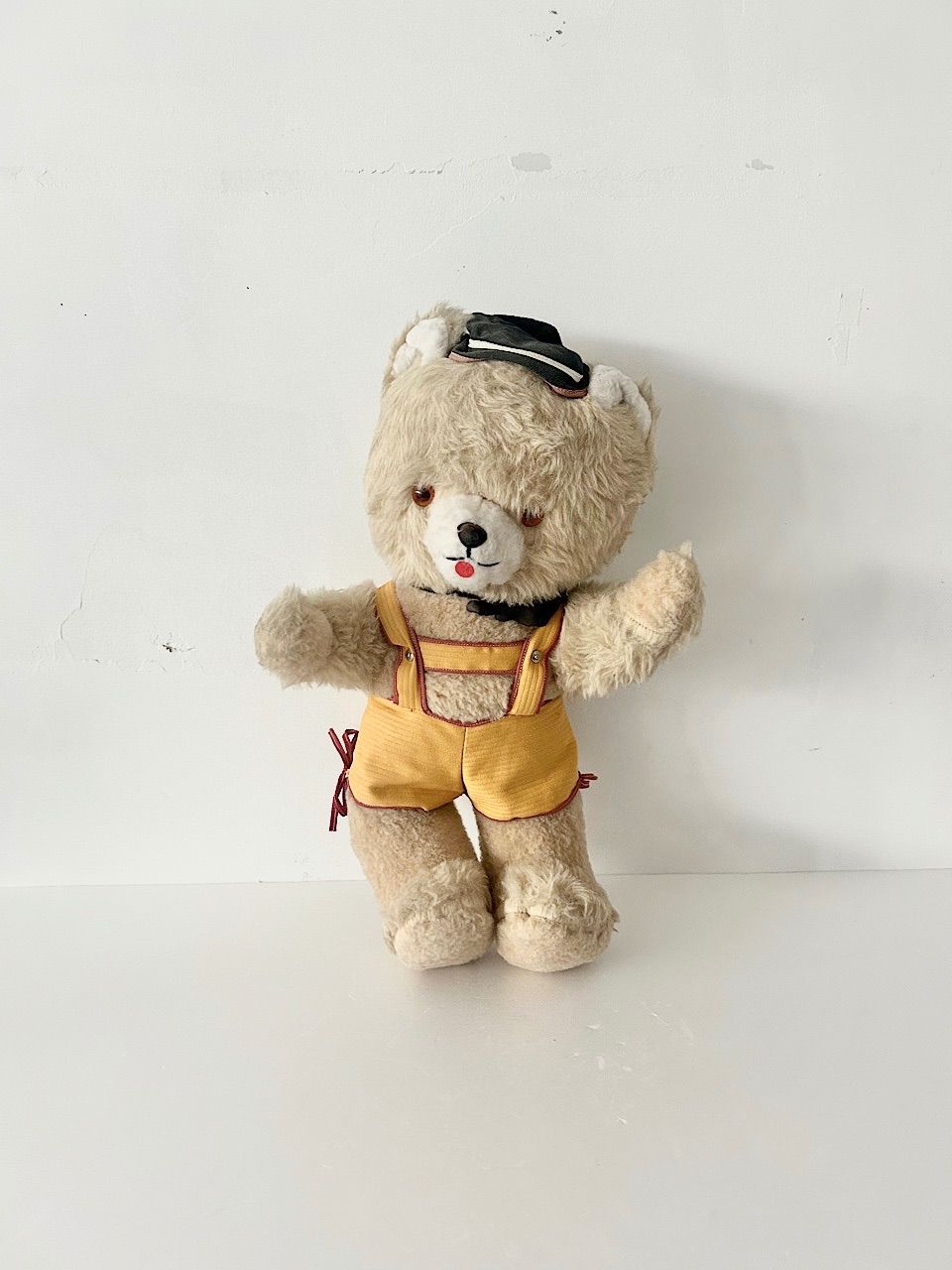 【Germany Vintage】ぬいぐるみ　ベア　サロペット 帽子 Germany Vintage】ぬいぐるみ ベア サロペット 帽子 - メルカリ
