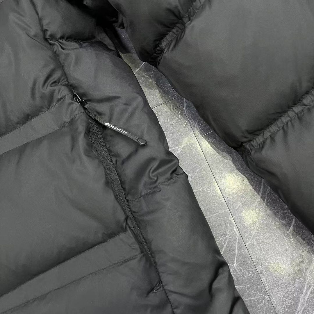 MONCLERモンクレール 男性用ショートダウンジャケット｜