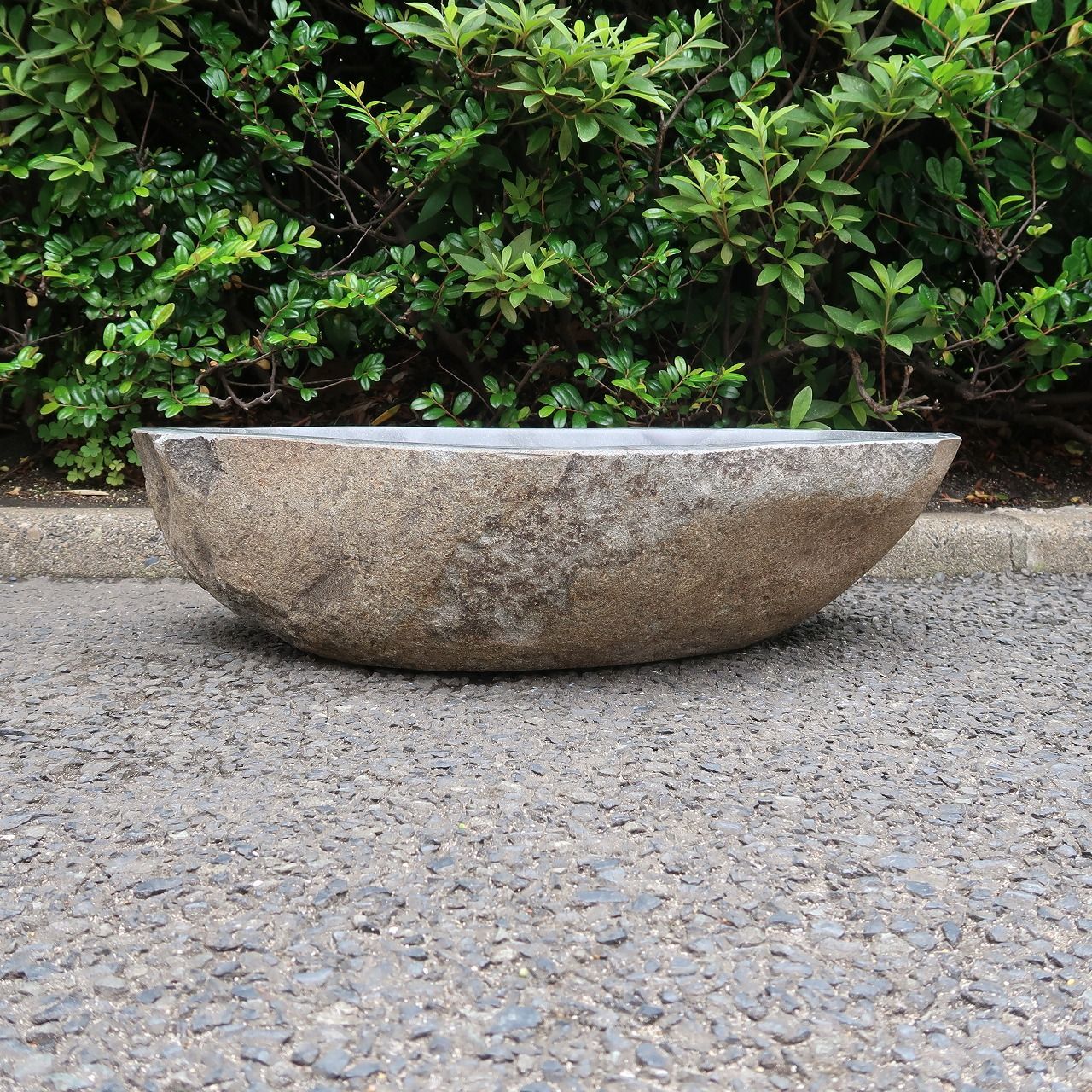 天然石をくり抜いた手水鉢 リバーストーン M 58X37 つくばい 睡蓮鉢 すいれん鉢 メダカ鉢 めだか鉢 ガーデン 坪庭 石材 筧 250915