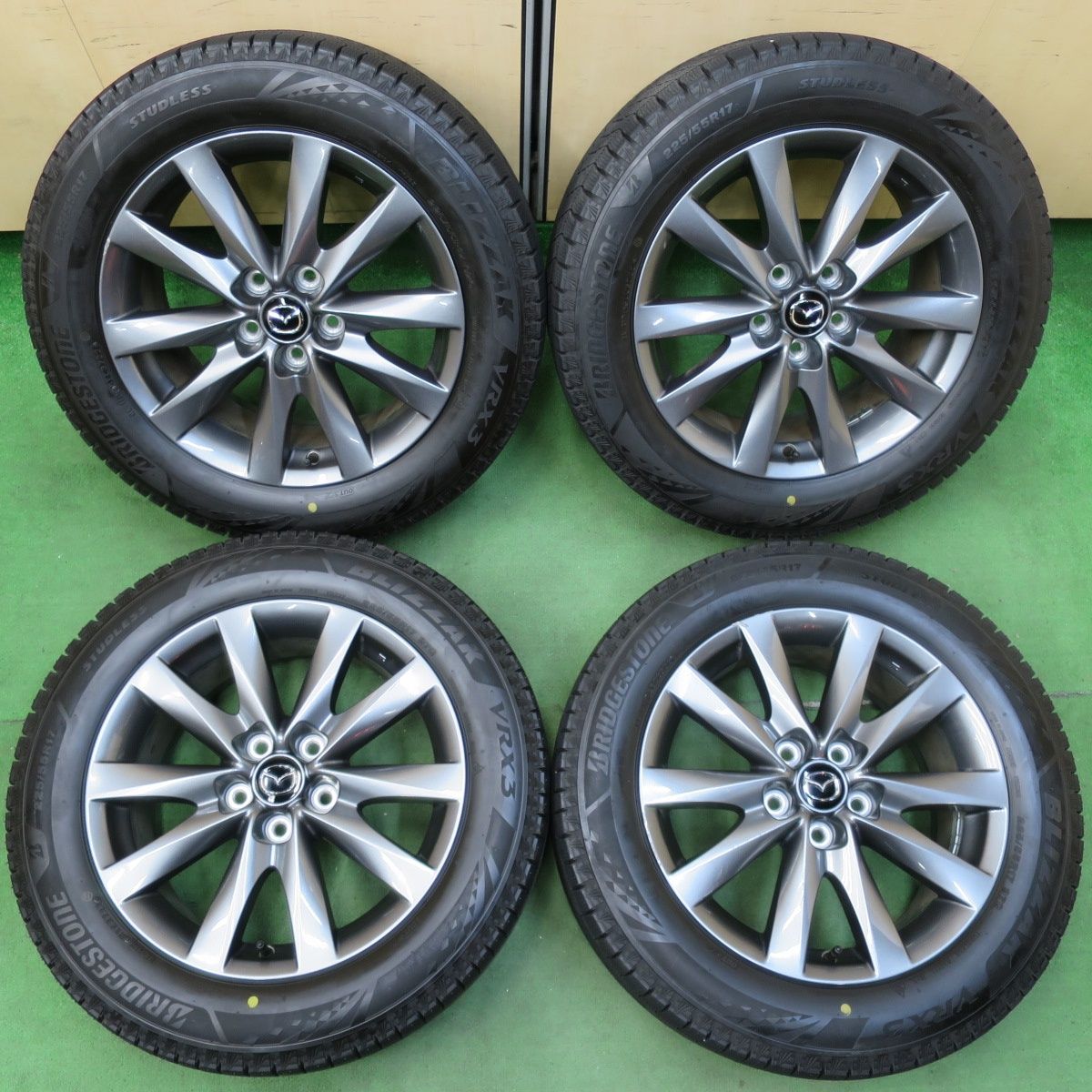 [送料無料] バリ溝！22年！キレイ！9.5分以上マツダ6 純正 225/55R17 スタッドレス ブリヂストン ブリザック VRX3 17インチ PCD114.3/5H5010602イス