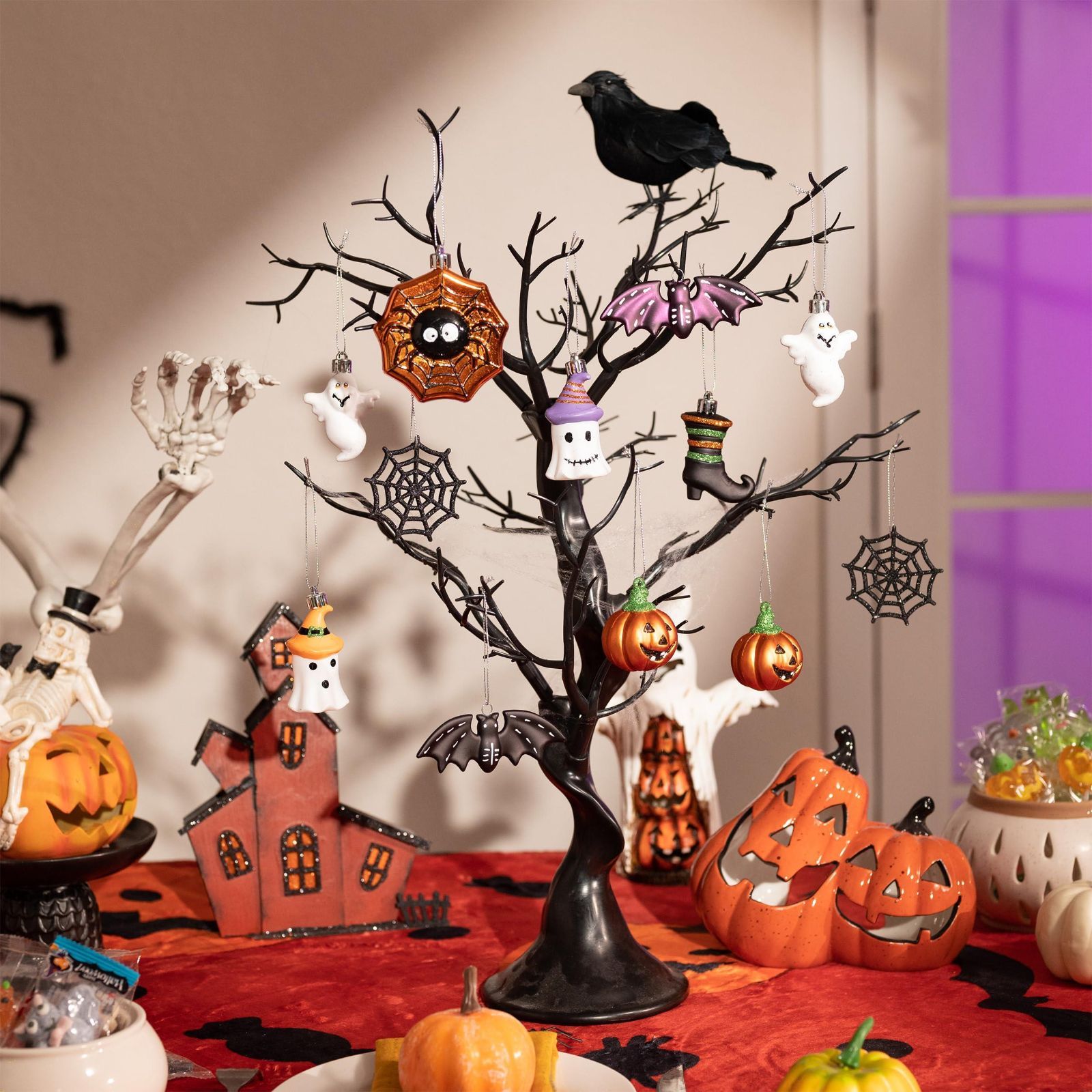 特別価格Zeyune ハロウィンビレッジアクセサリーオーナメントセット 17個 裸の枝 ボトル ブラシ 木 ハロウィン 夜 街灯 照明セット パープル LED ストリ並行輸入 ハロウィン飾り オーナメントセット コロナ産業 150cmツリー