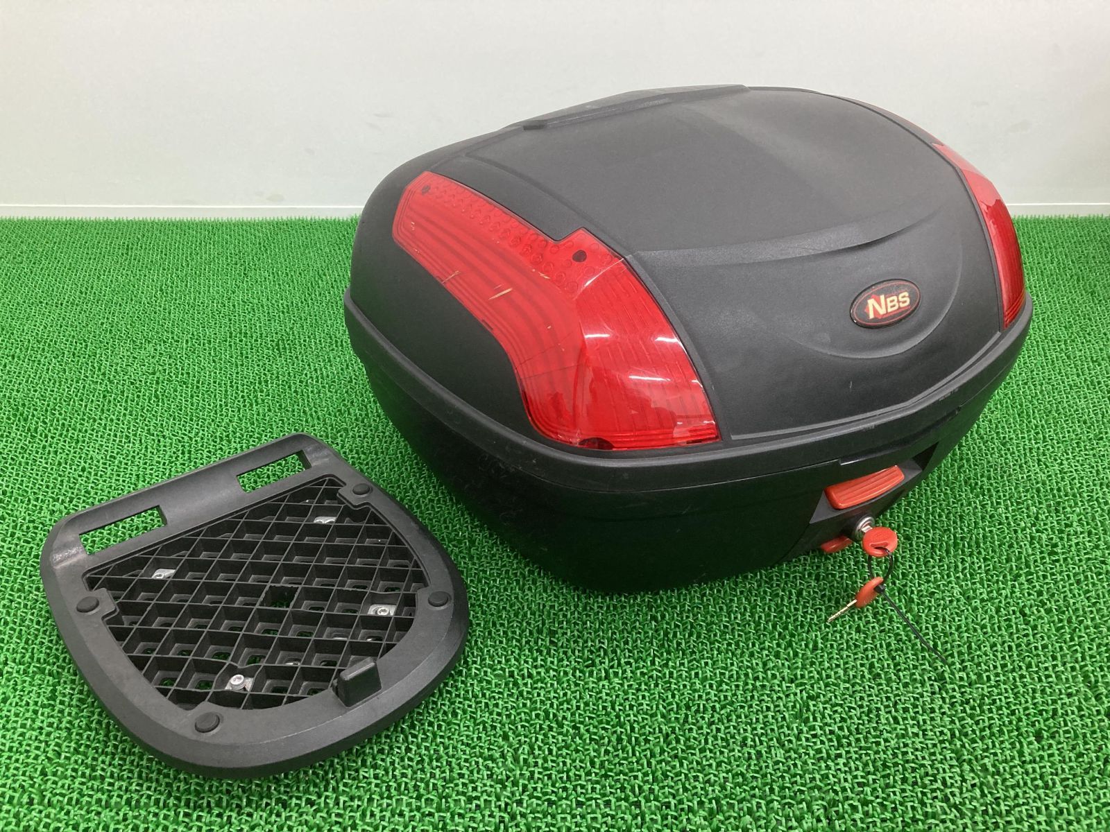 NBS製 トップケース 社外 中古 バイク 部品 48L 大容量 鍵 ベース付き リアボックス ペイント素材に