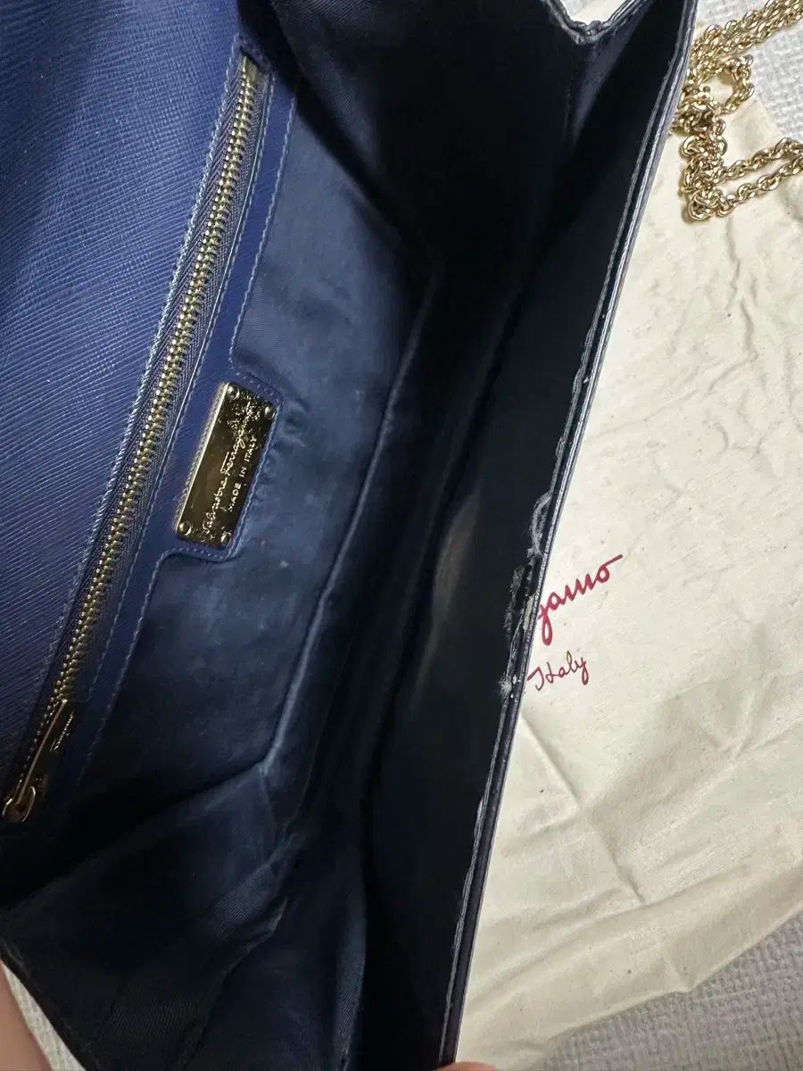 新商品が続々！ Salvatore Ferragamo サルバトーレフェラガモ フェラガモ ヴァラ リボンチェーンバッグ 早い物勝ち