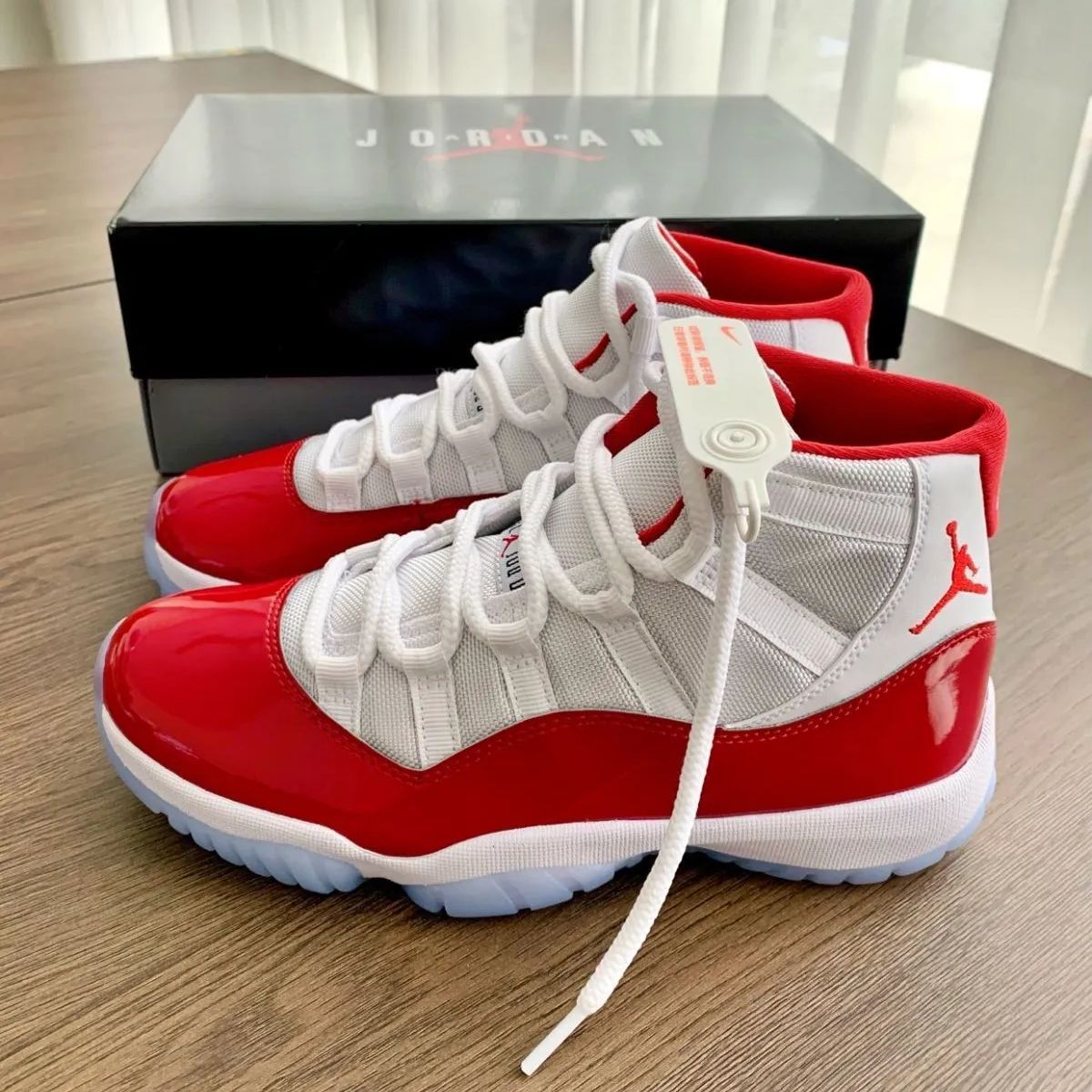 NIKE AIR JORDAN 11 RETRO GS 【CHERRY】 ナイキ エア ジョーダン 11 レトロ GS チェリー レディース  スニーカー ハイカット WHITE/VARSITY REDホワイト レッド - メルカリ