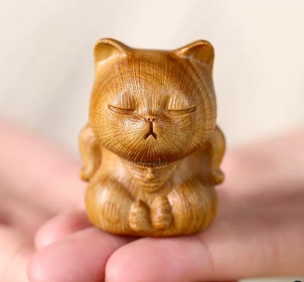 グリーンサンダルウッドの誇り高き子猫のデスクトップ装飾品 クリエイティブな木製ギフト オフィスのデスクトップ装飾
