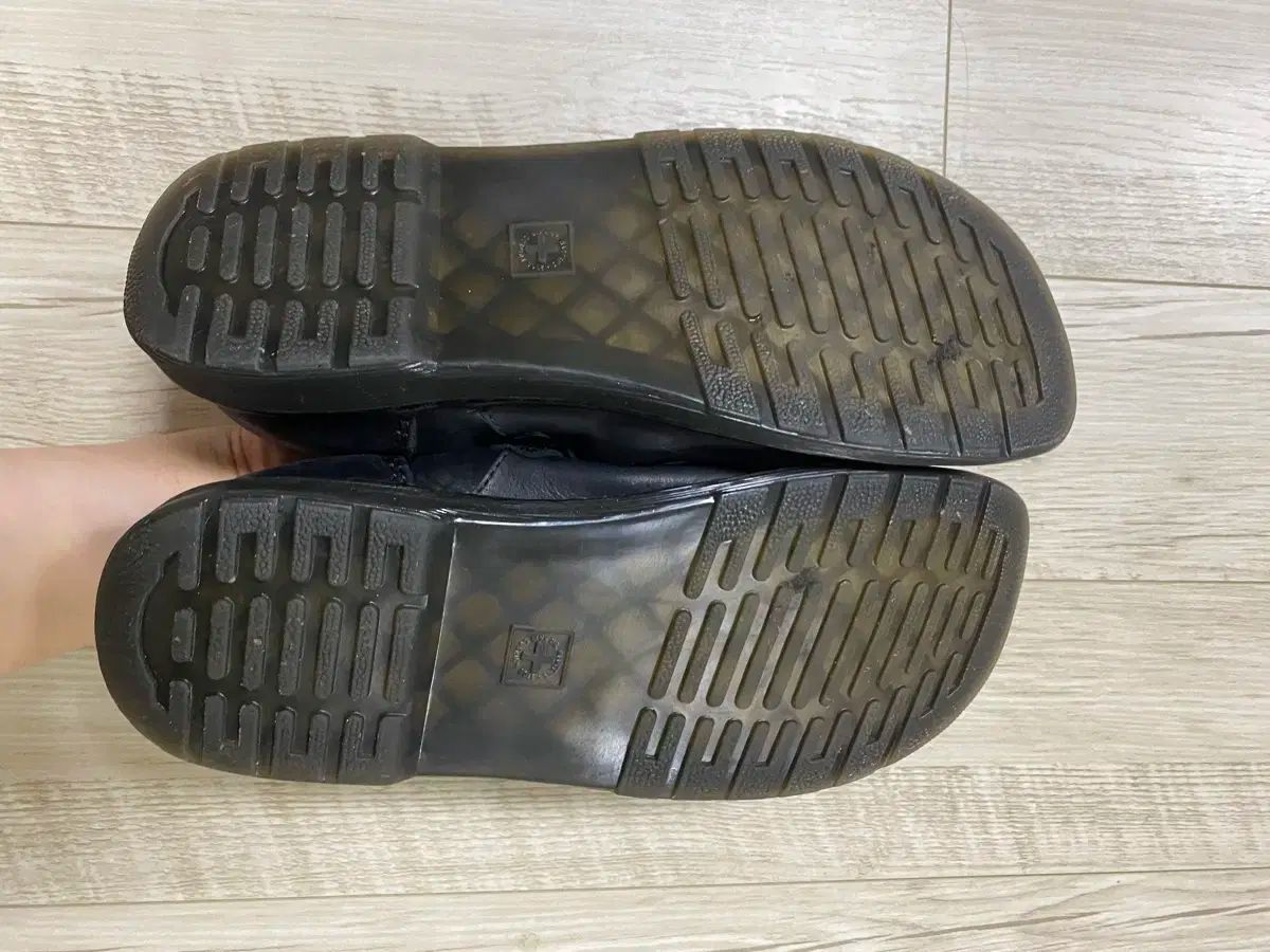 DR. MARTENS