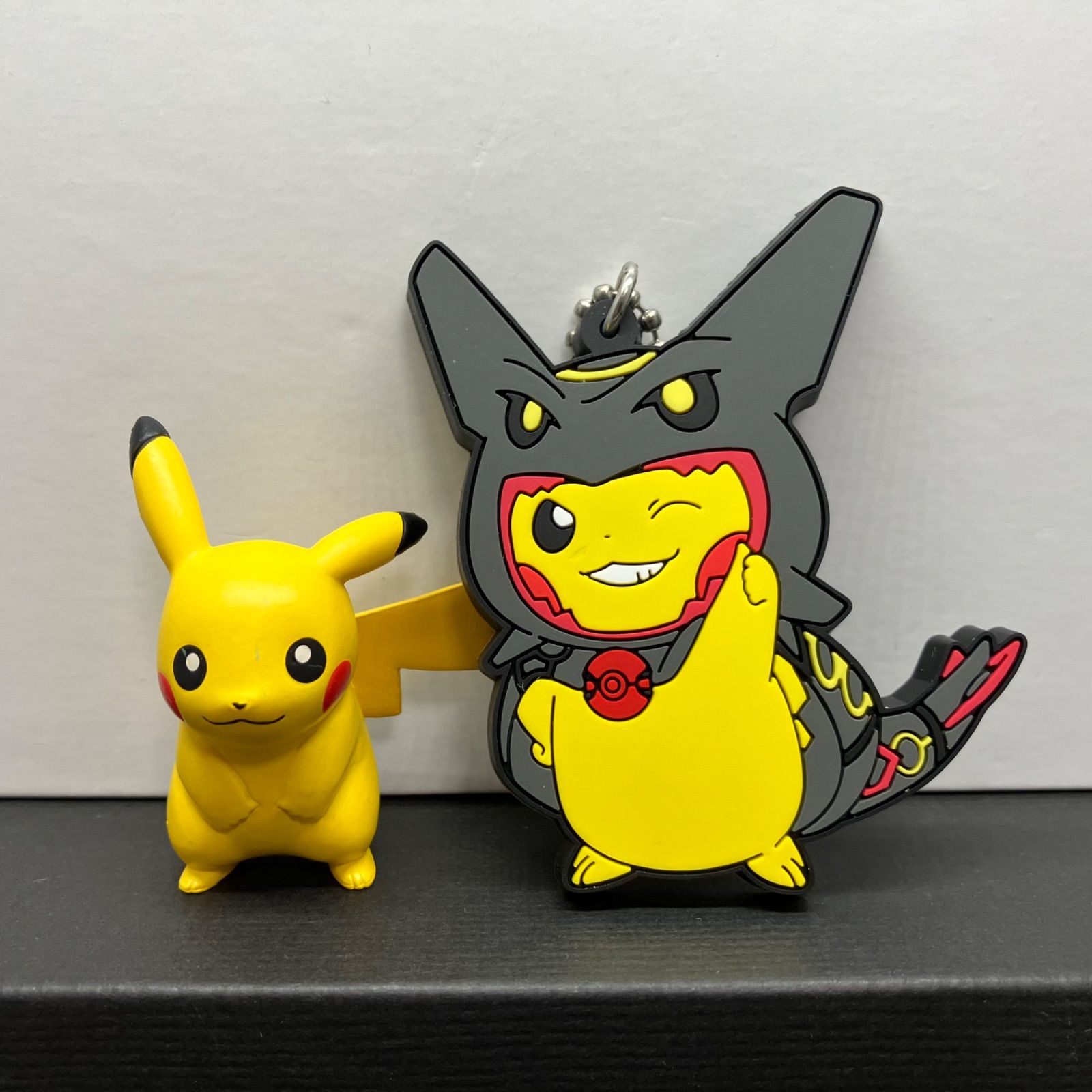 日本本物ポンチョを着たピカチュウ　レックウザ　色違いレックウザ タグ付き2点セット ポケットモンスター