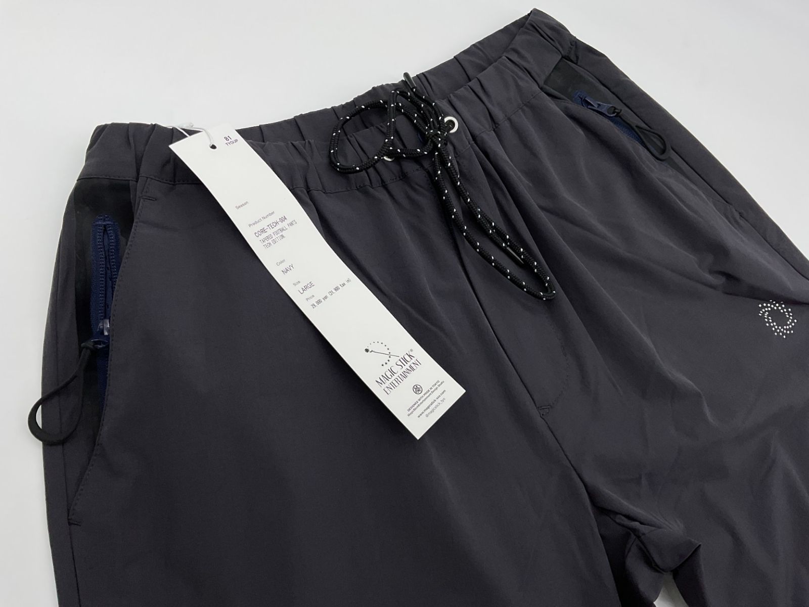 サイズL【新品】MAGIC STICK テーパードフットボールパンツ　テック 新品 L MAGIC 人気 STICK マジックスティック テーパードフットボール