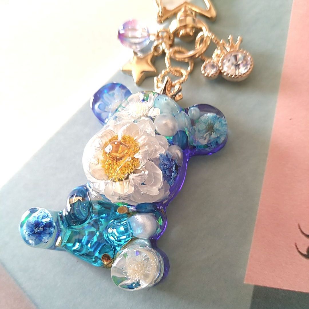 お花くまちゃん レジンキーホルダー - メルカリ