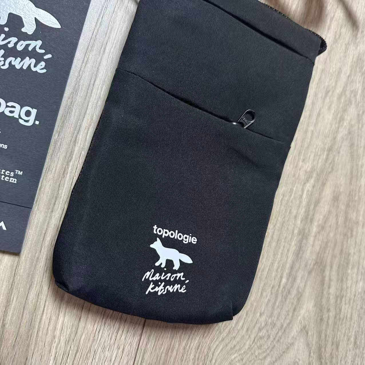 【新品】メゾンキツネ✖️トポロジー フォンサコッシュ トポロジーがメゾン キツネとコラボ、パリの街並みから着想した