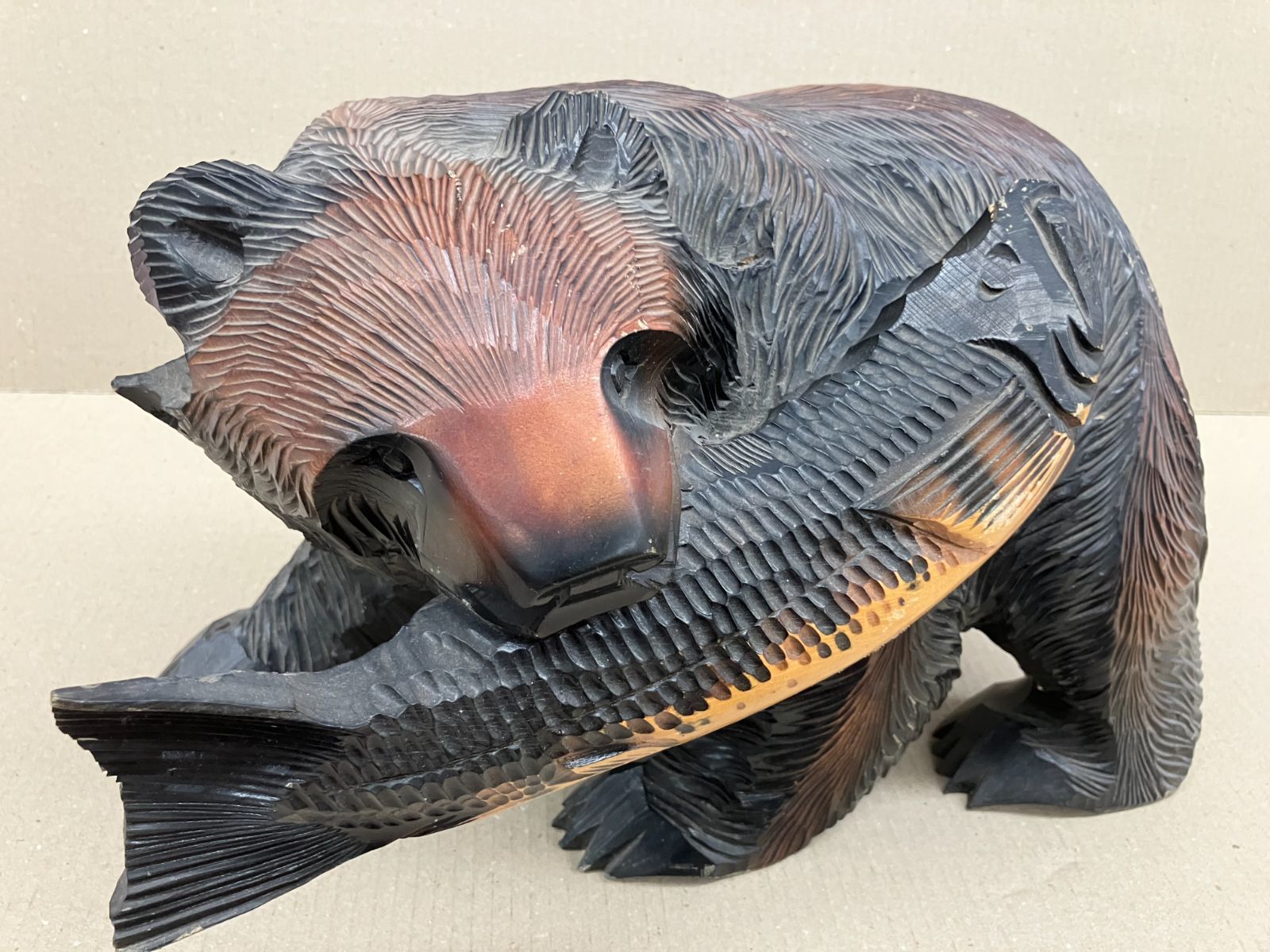 大迫力　木彫りの熊　全長約56cm 鮭を担ぐ 大きめの木彫りクマ 縦85cm 横80cm 奥行30cm 大迫力