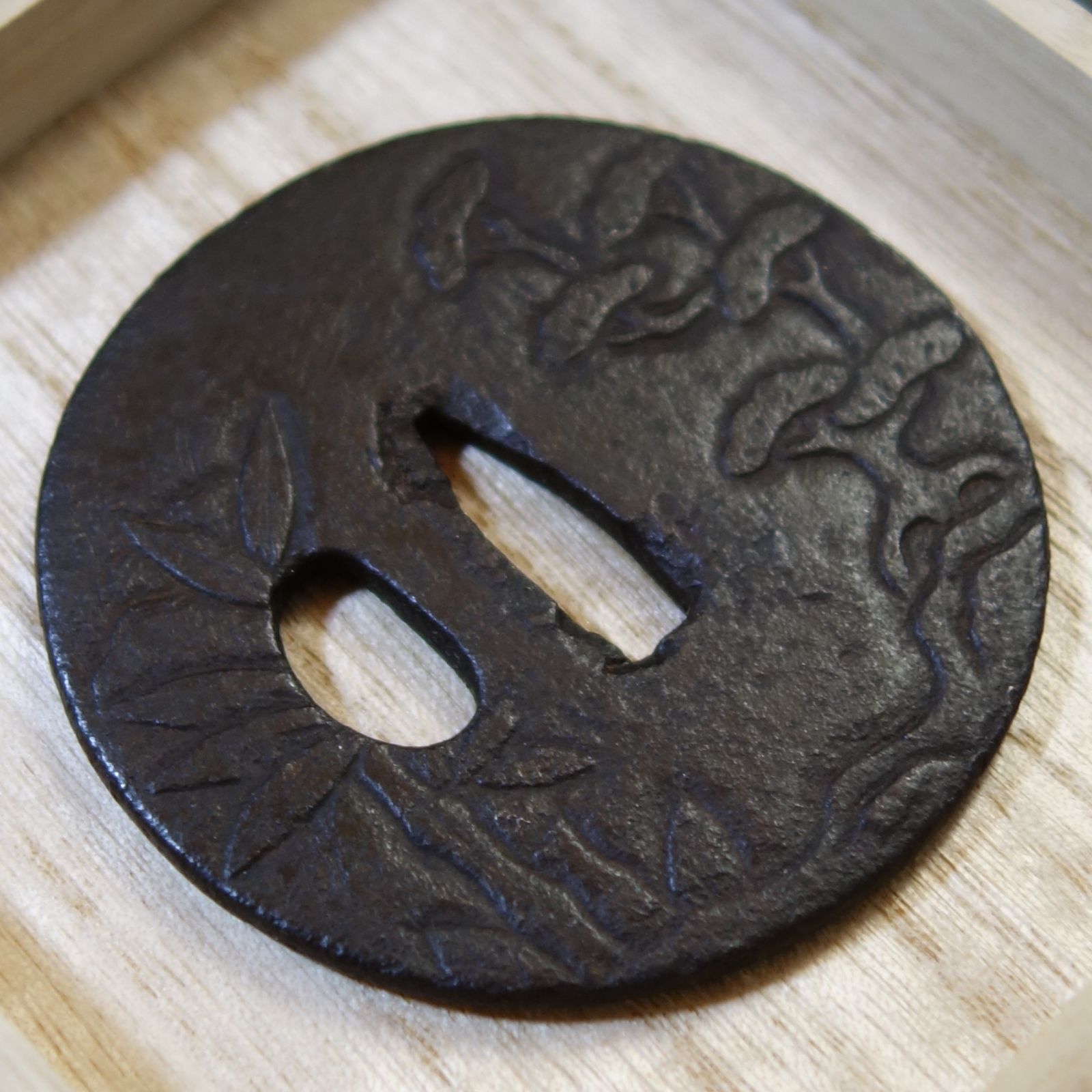 鍔 【 鉄地 松竹梅図鍔 】 日本刀 刀装具 鐔 江戸時代 骨董 古
