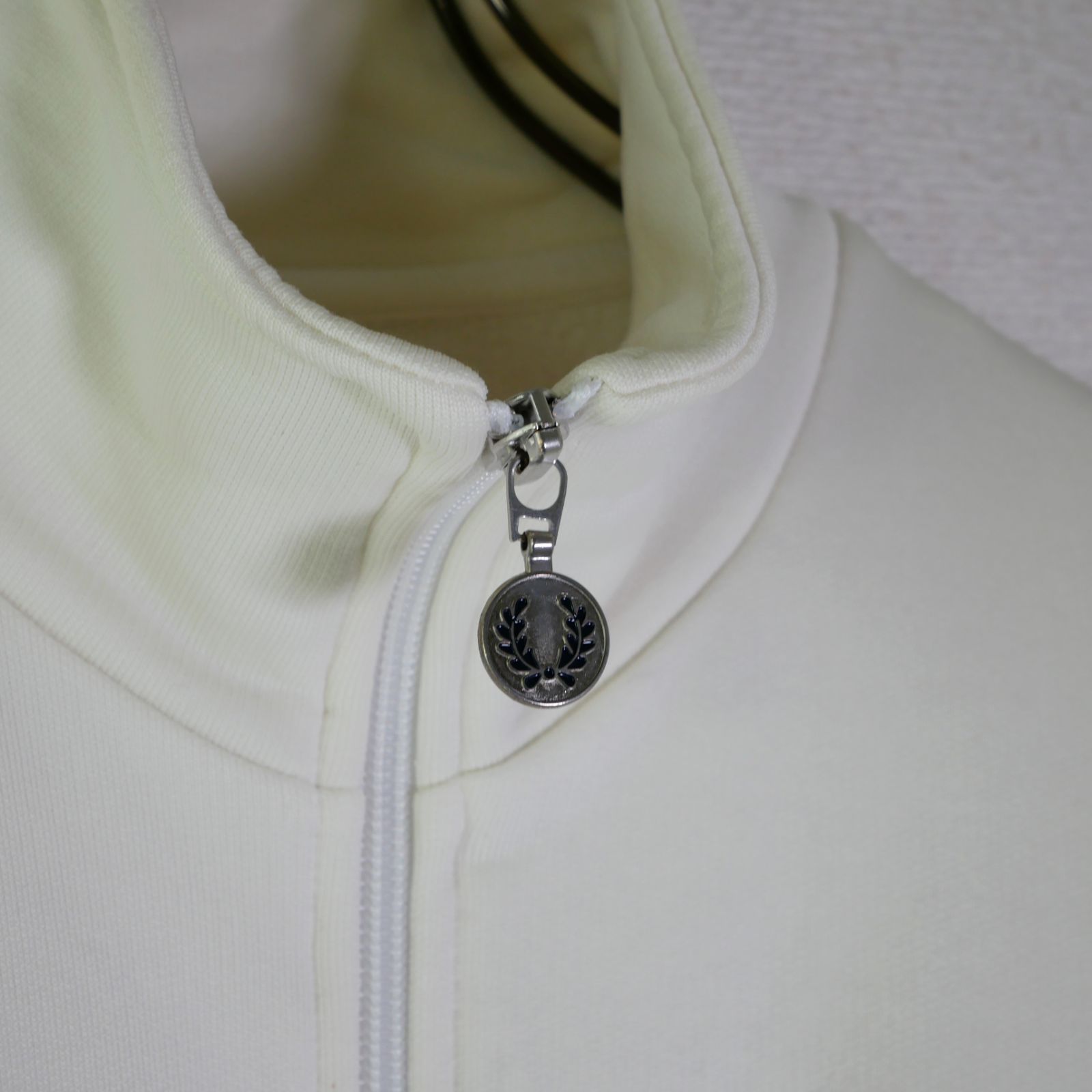 FRED PERRY OFF-WHITEカラー King Gnu 新井和輝着用MODEL Track JKT 