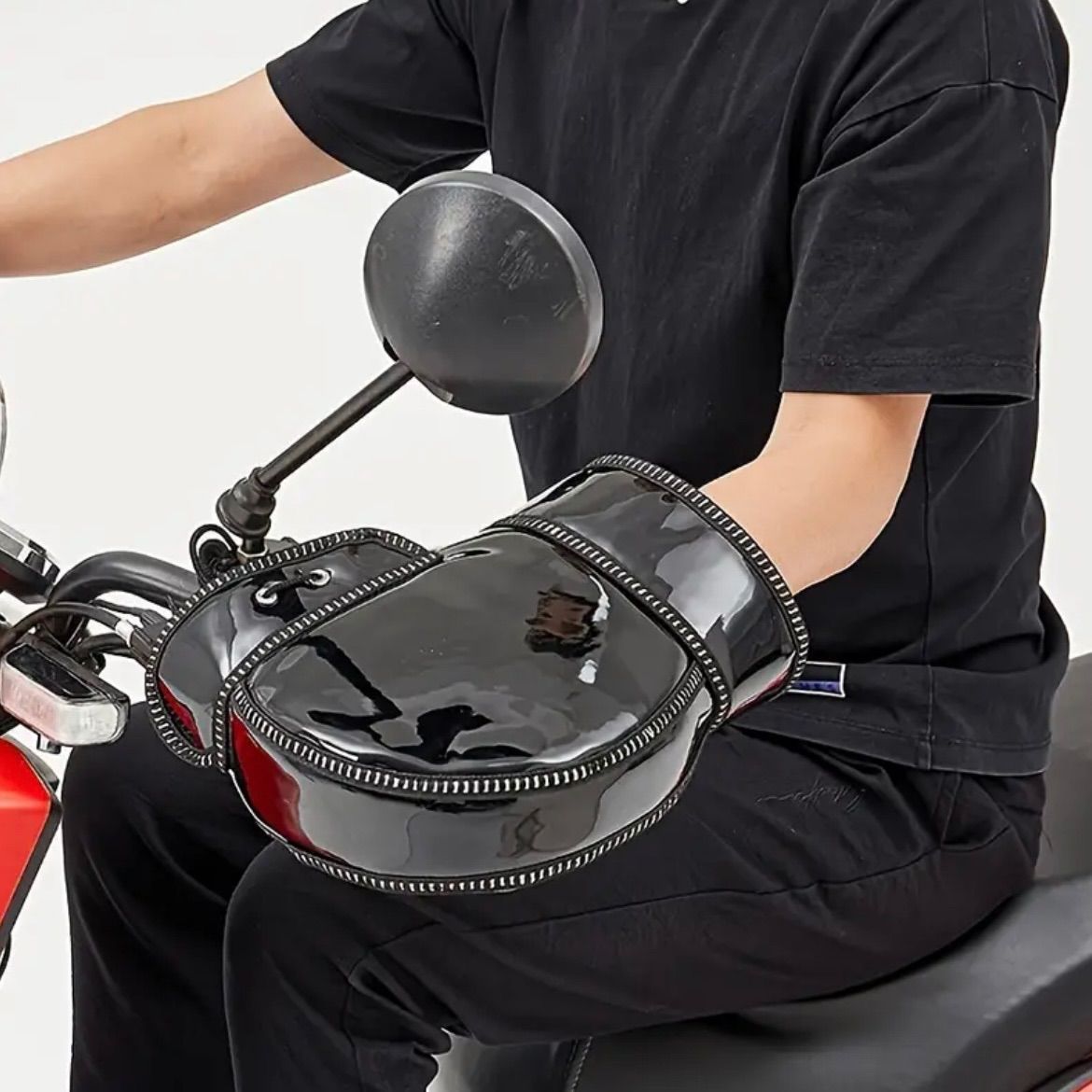 ハンドルカバー バイク用 フェイクレザー製 冬用サイクリング手袋 引き絞り式クロージャー 電動バイク対応 防寒設計 秋冬用グローブ アクセサリーセット 2枚入り シンプルデザイン 日焼け対策 安全 耐久性 寒さ対策 シンプル ブラック