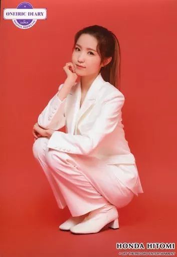 中古】生写真(女性) IZ*ONE/本田仁美/座り・背景赤/「ONEIRIC DIARY