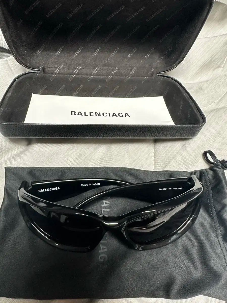 関税・送料込み【BALENCIAGA】スウィフトオーバルサングラス Swift Oval Sunglasses in Black | Balenciaga US