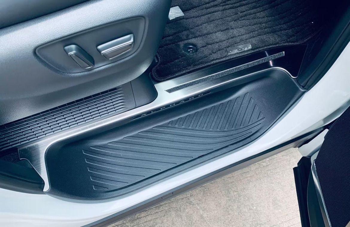 上側スカッフプレート