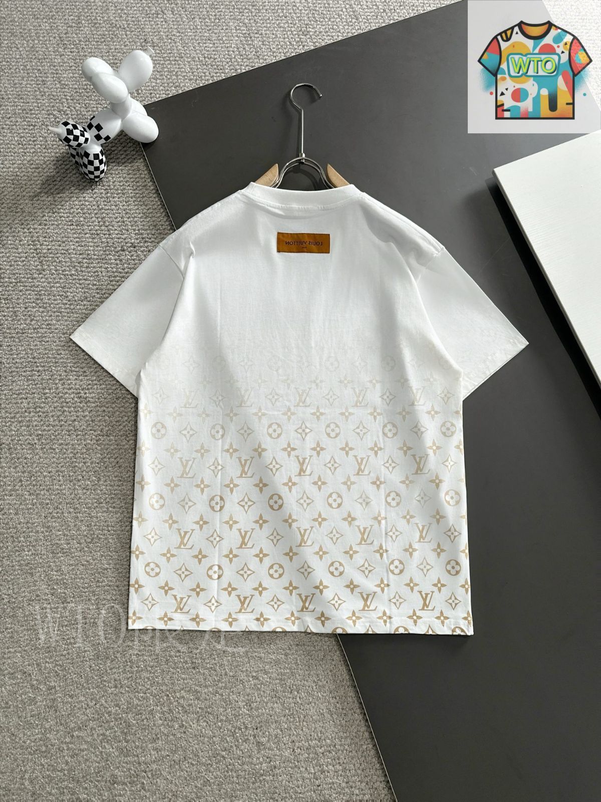 専用。新品未使用LOUIS VUITTONの白シャツ 今日特価】Louis Vuitton 2025SS ホワイト T シャツ（ユニ
