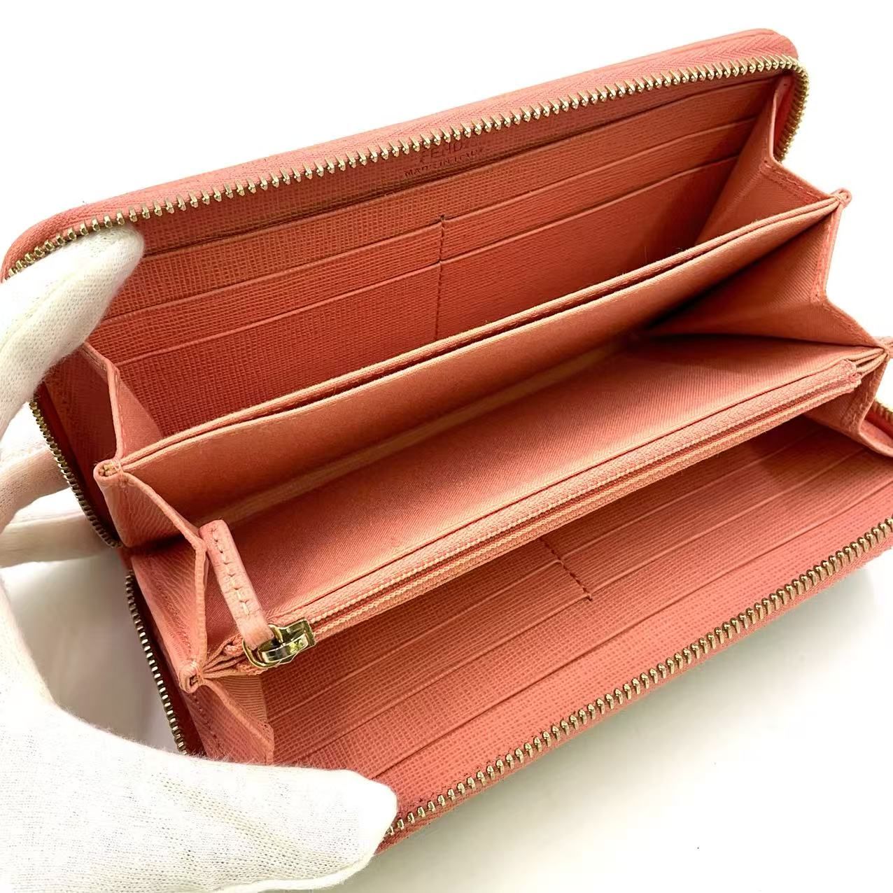 FENDI ズッカ柄 ラウンドファスナー PVC コーラルピンク