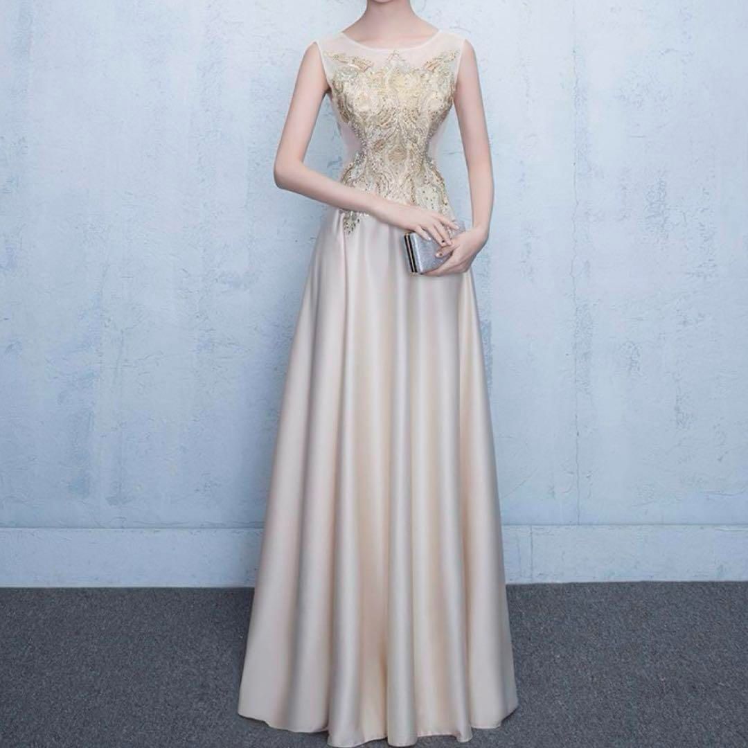 オシャレでゴージャスなデザインのシンプルなイブニングドレス