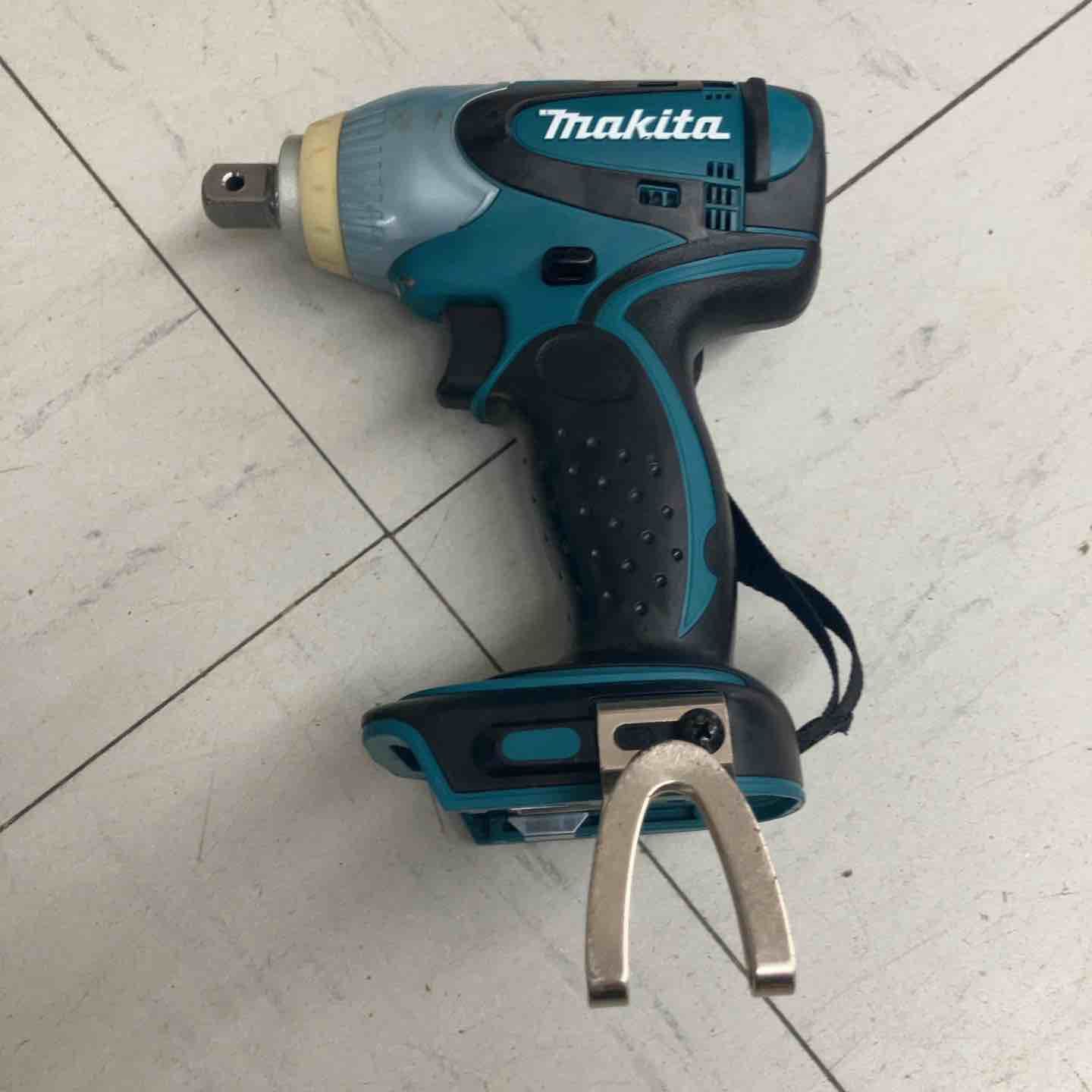 中古品】 マキタ/makita コードレスインパクトレンチ・TW152DRFX 