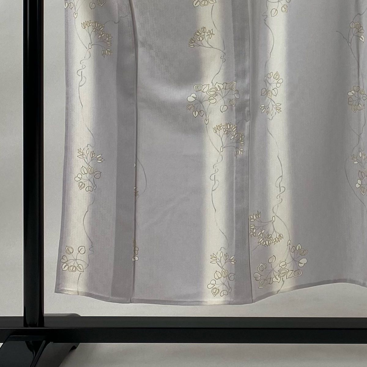 小紋 身丈151.5cm 裄丈65cm M 単衣 草花 縦ぼかし 金彩 薄紫 正絹 秀品  