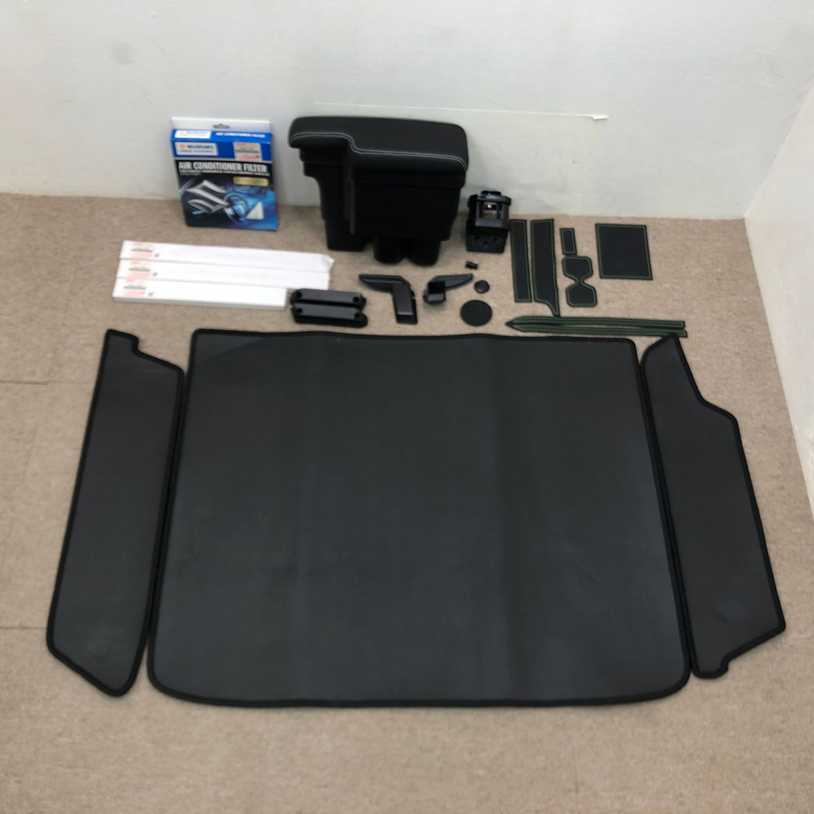 スズキ ジムニー JB64W用 アクセサリーパーツ 一式 ラゲッジマット アームレスト ワイパーブレード エアコンフィルター インテリアラバーマット ドアグリップポケット リアデフォッガーカバー など