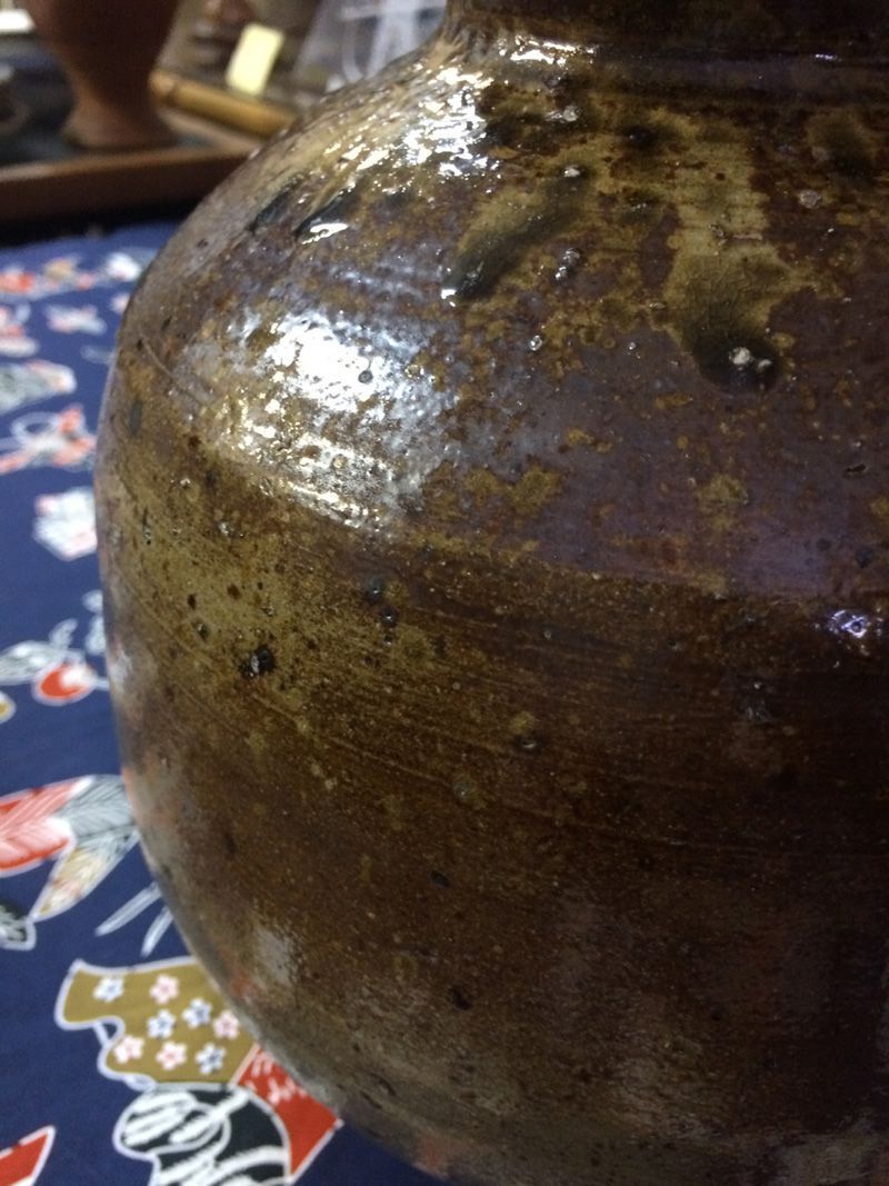 黒色陶器製花瓶壺 金色葉模様　明山作　信楽焼 信楽焼 花瓶 壺 黒色陶器製花瓶壺 金色葉模様 明山作 信楽焼 黒色陶器