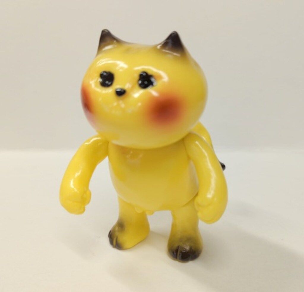 フテネコ　ソフビ　黄色 mai nagamoto フテネコ 黄色成型 ピカチュウカラー - メルカリ
